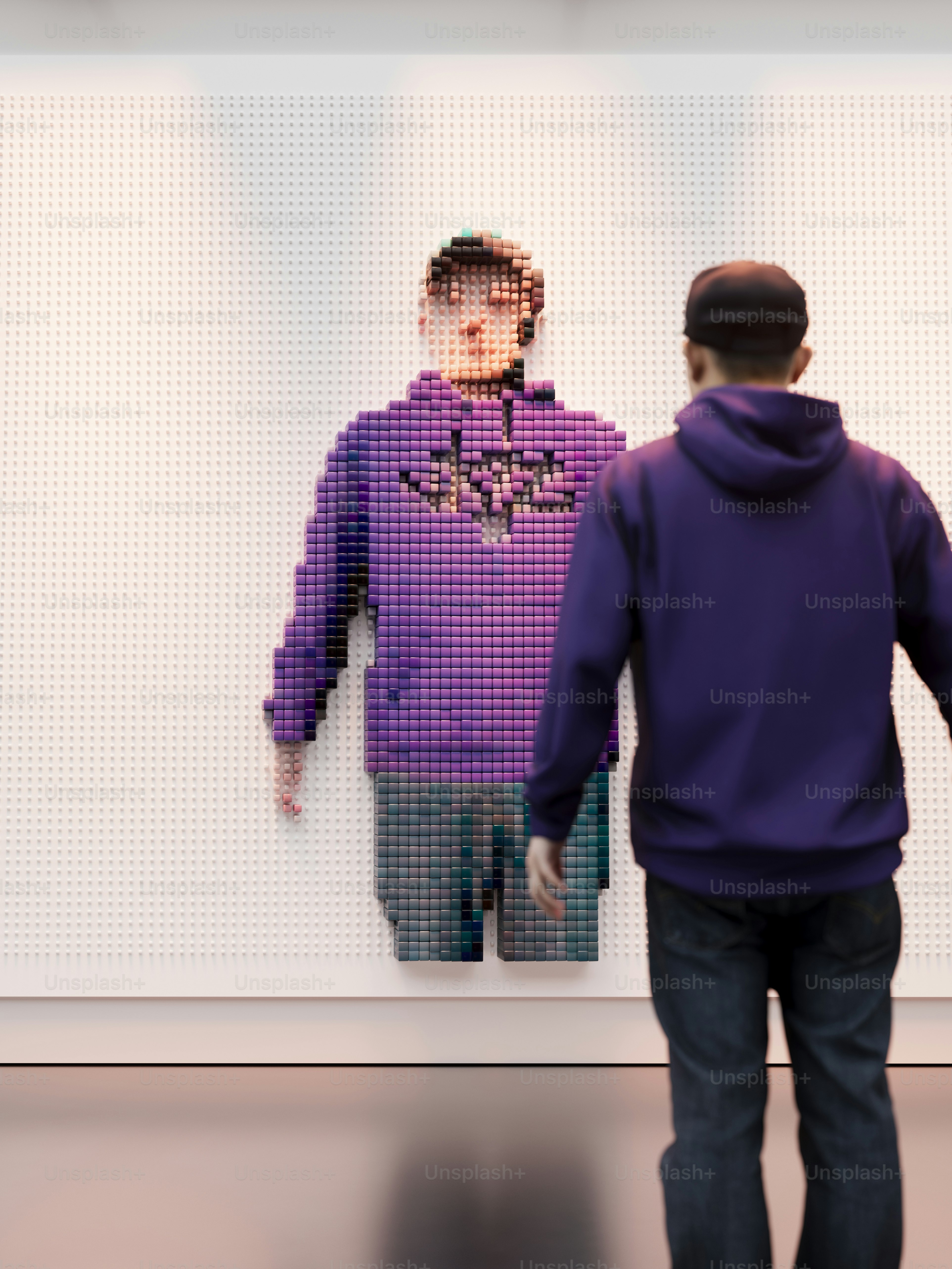 um, homem, ficar, frente, um, imagem, de, um, homem