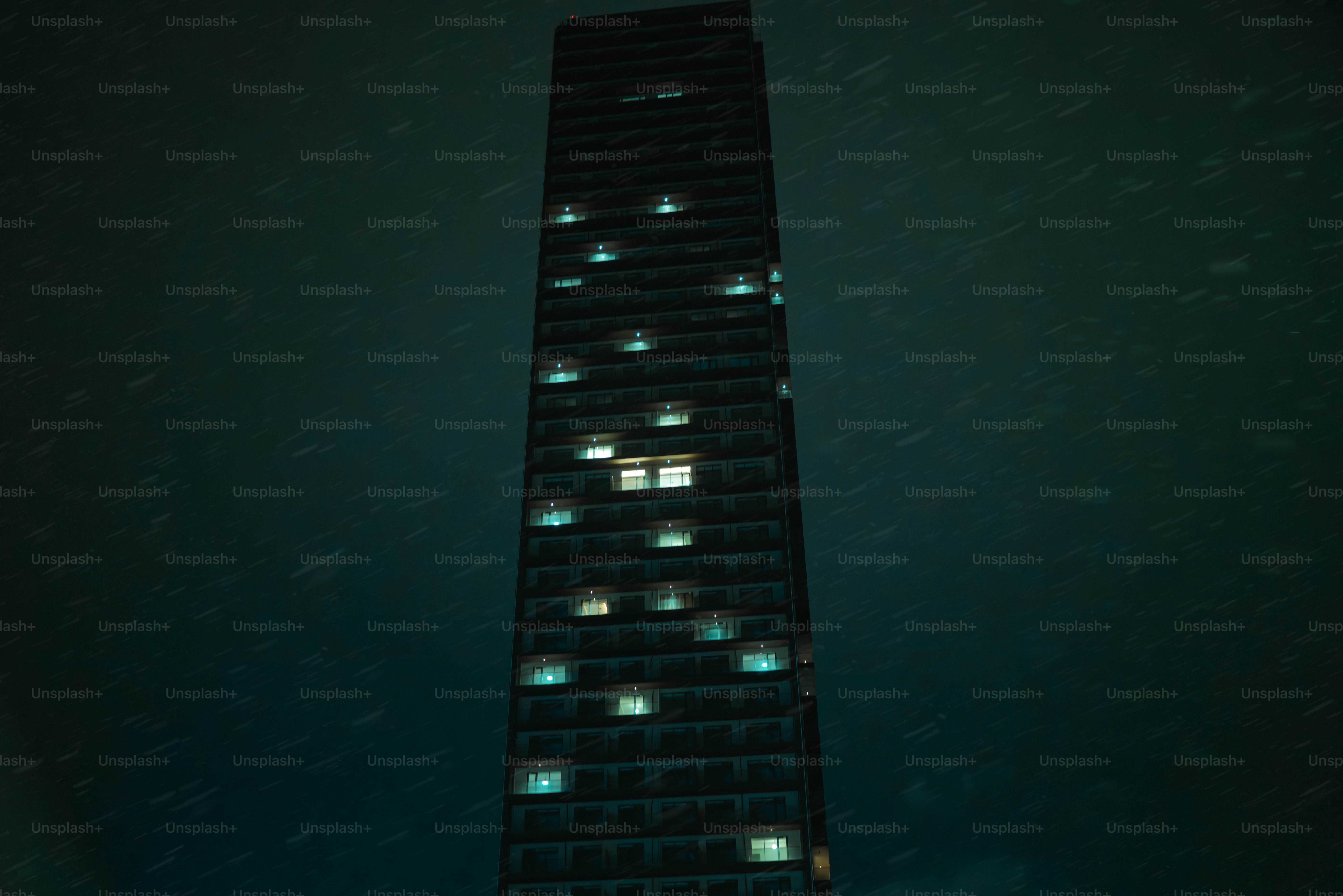 Un edificio molto alto illuminato di notte