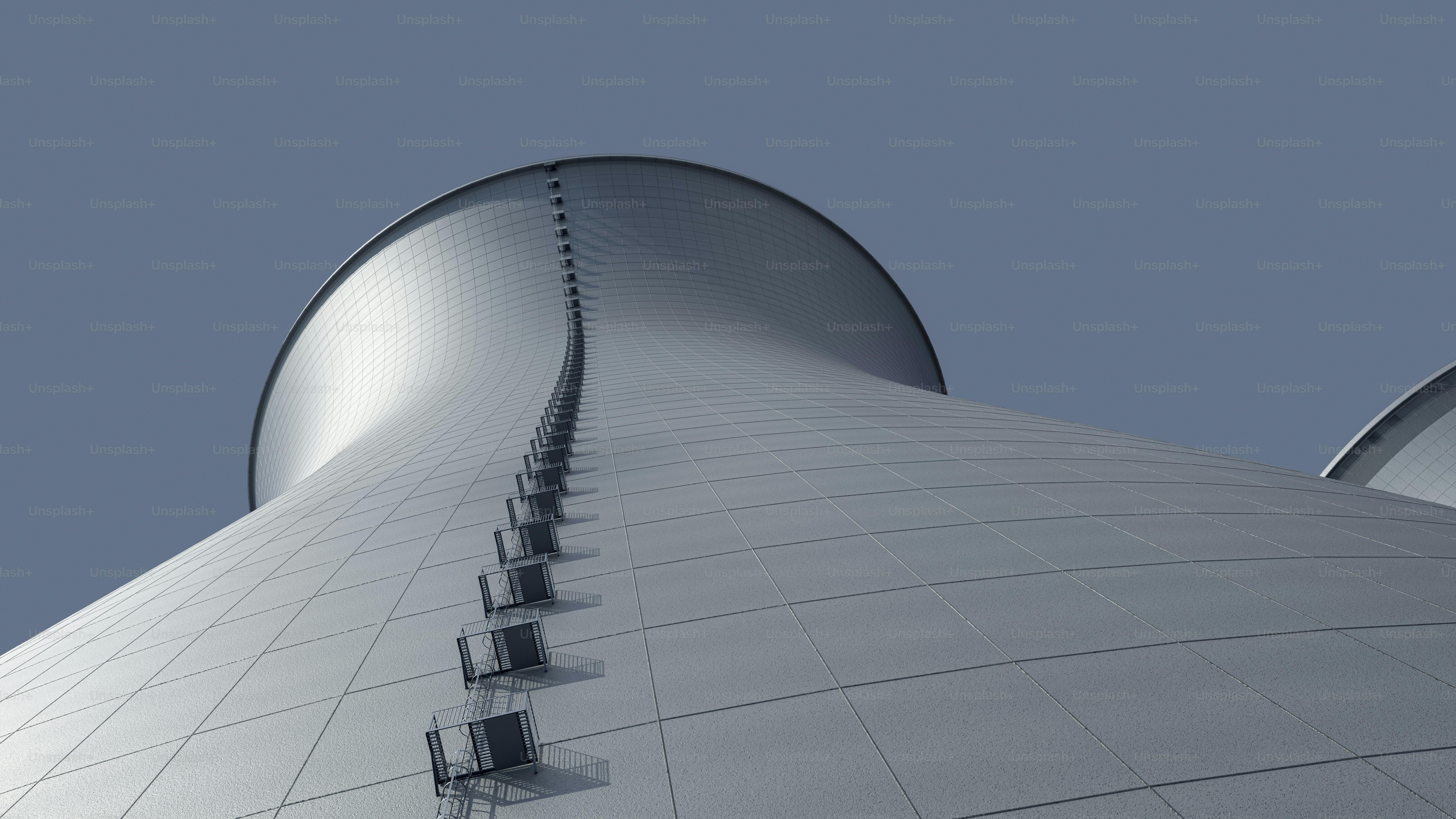 Un très grand bâtiment avec un fond de ciel