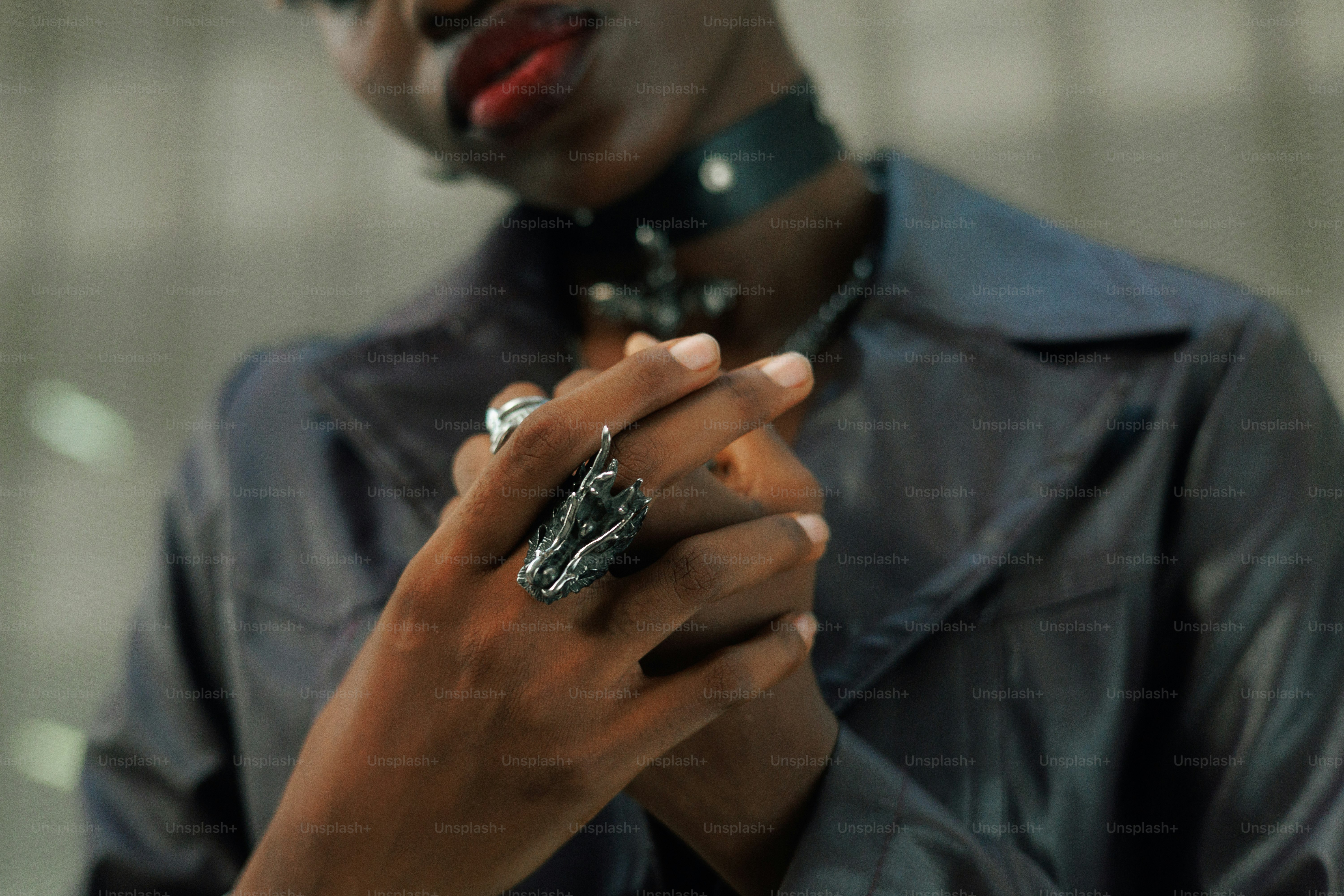 Um homem em uma jaqueta de couro segurando um telefone celular