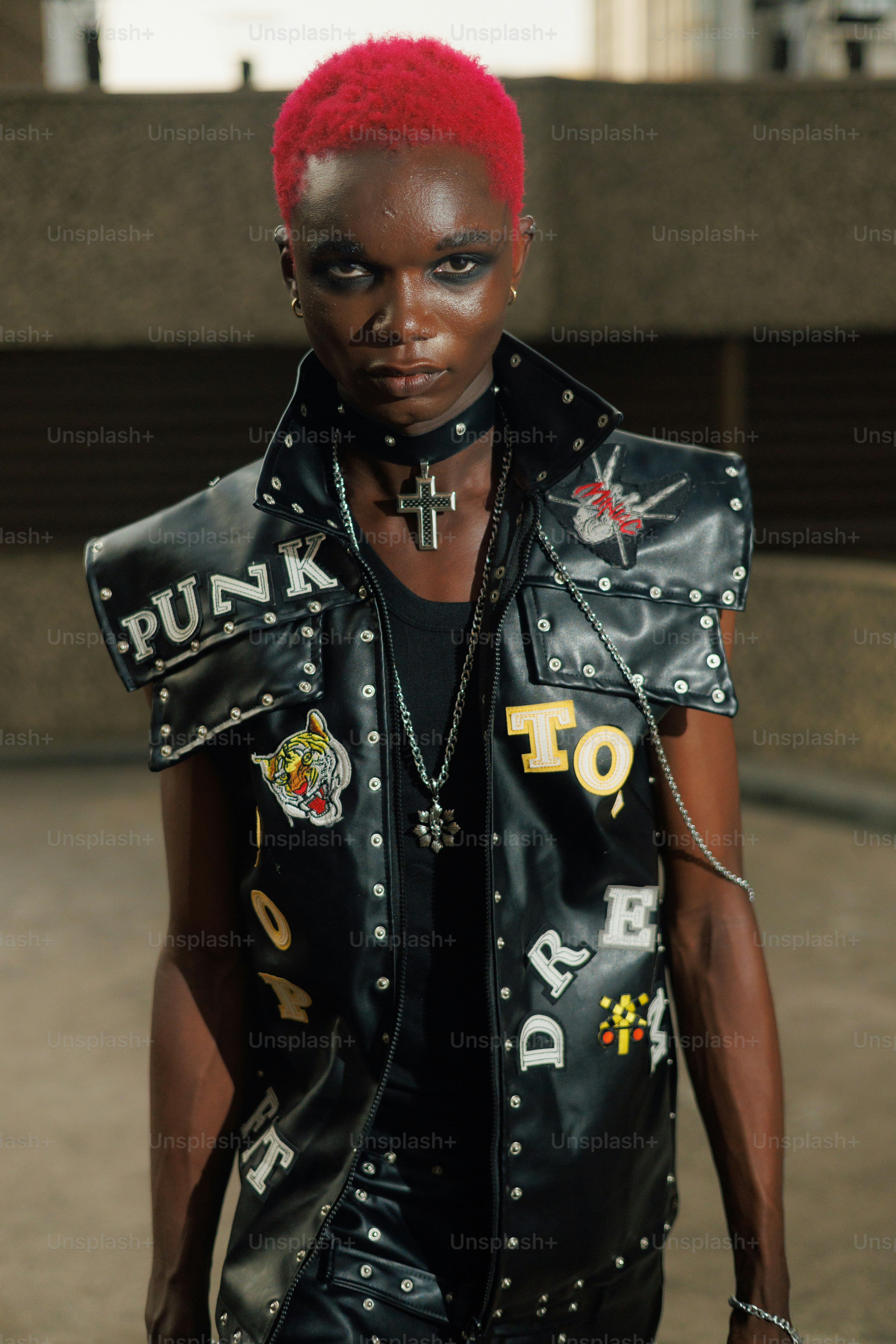 Una mujer de pelo rojo con un chaleco de cuero negro