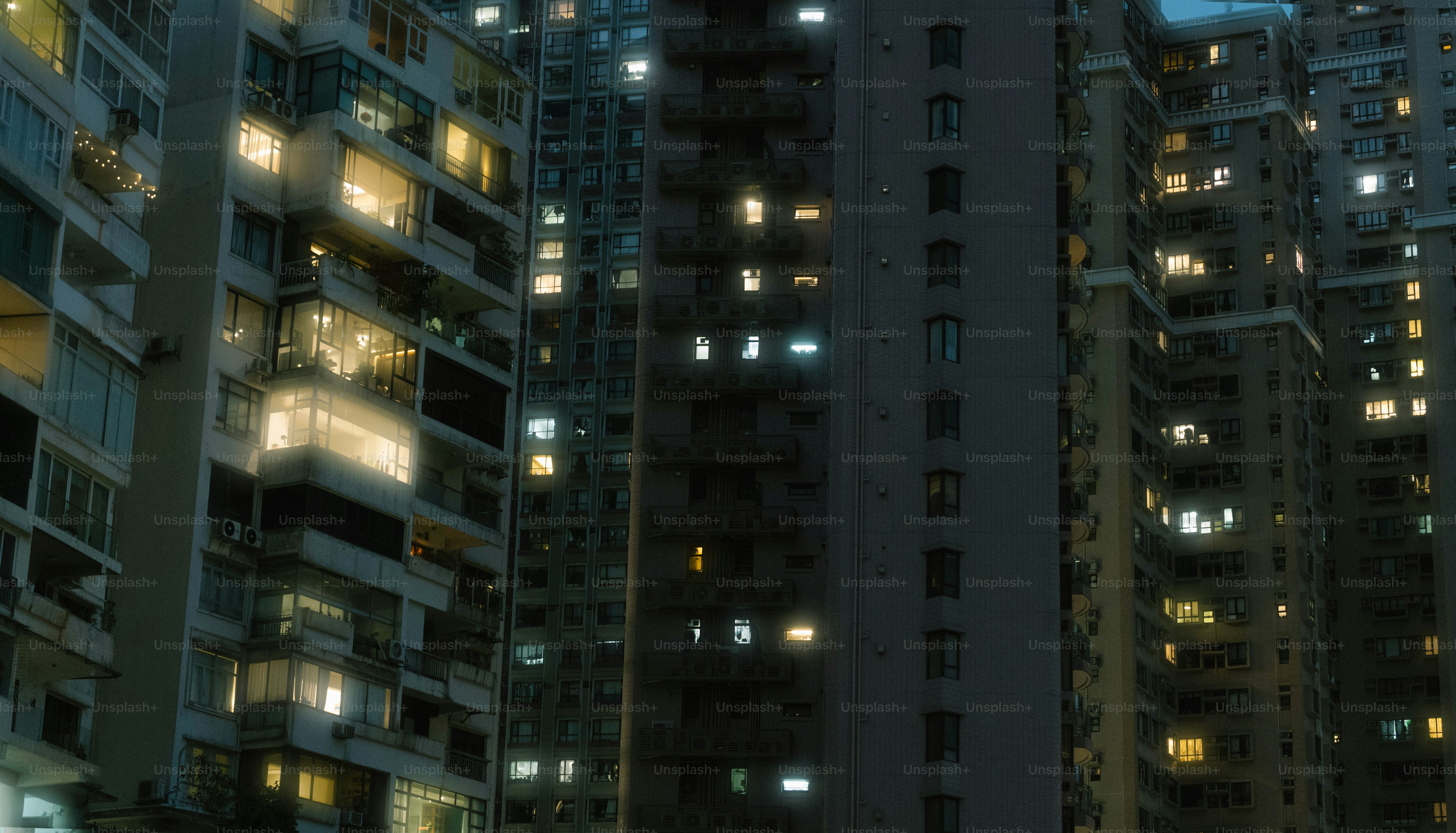 Un grupo de edificios altos iluminados por la noche
