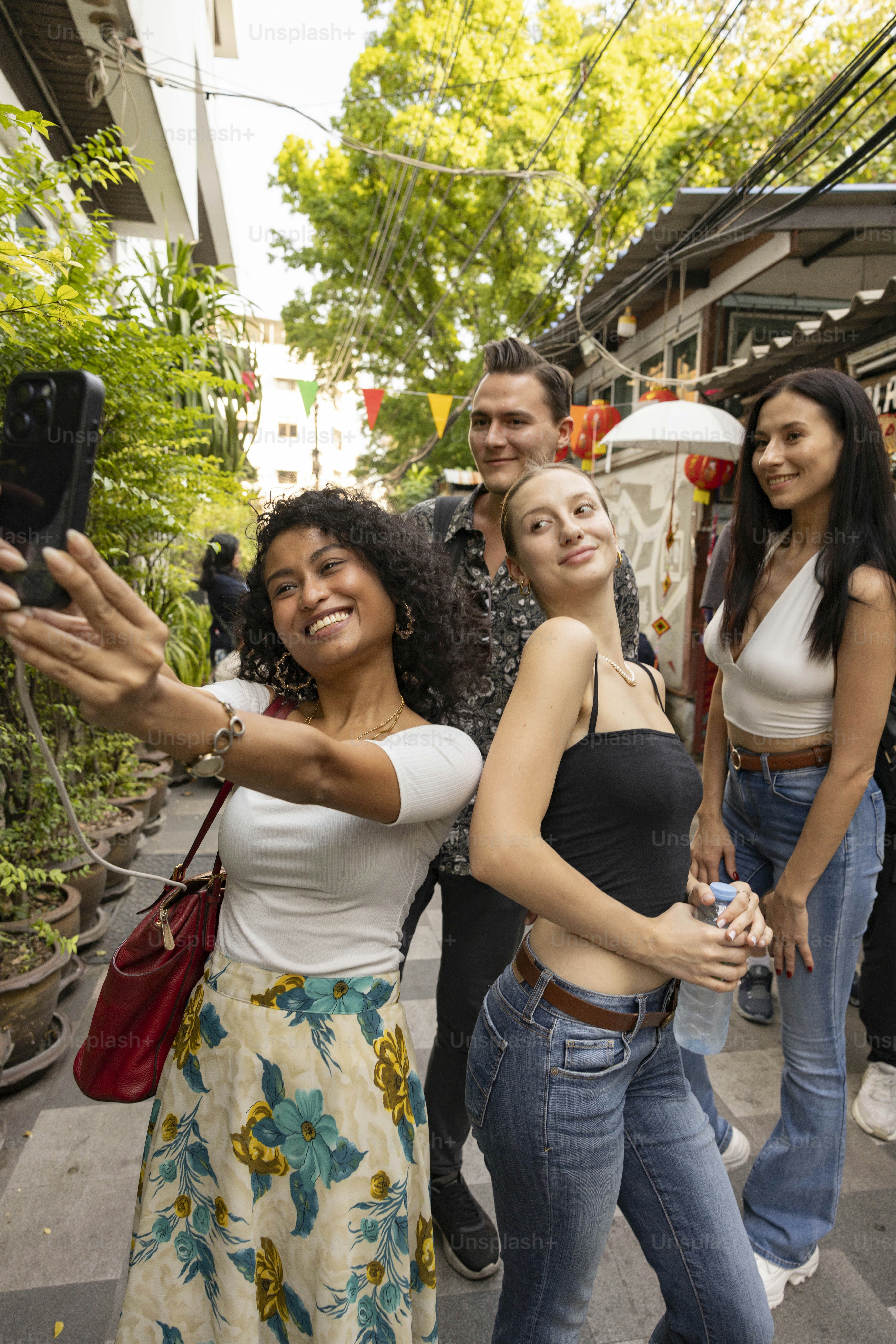外で自撮りをしている友達のグループ。