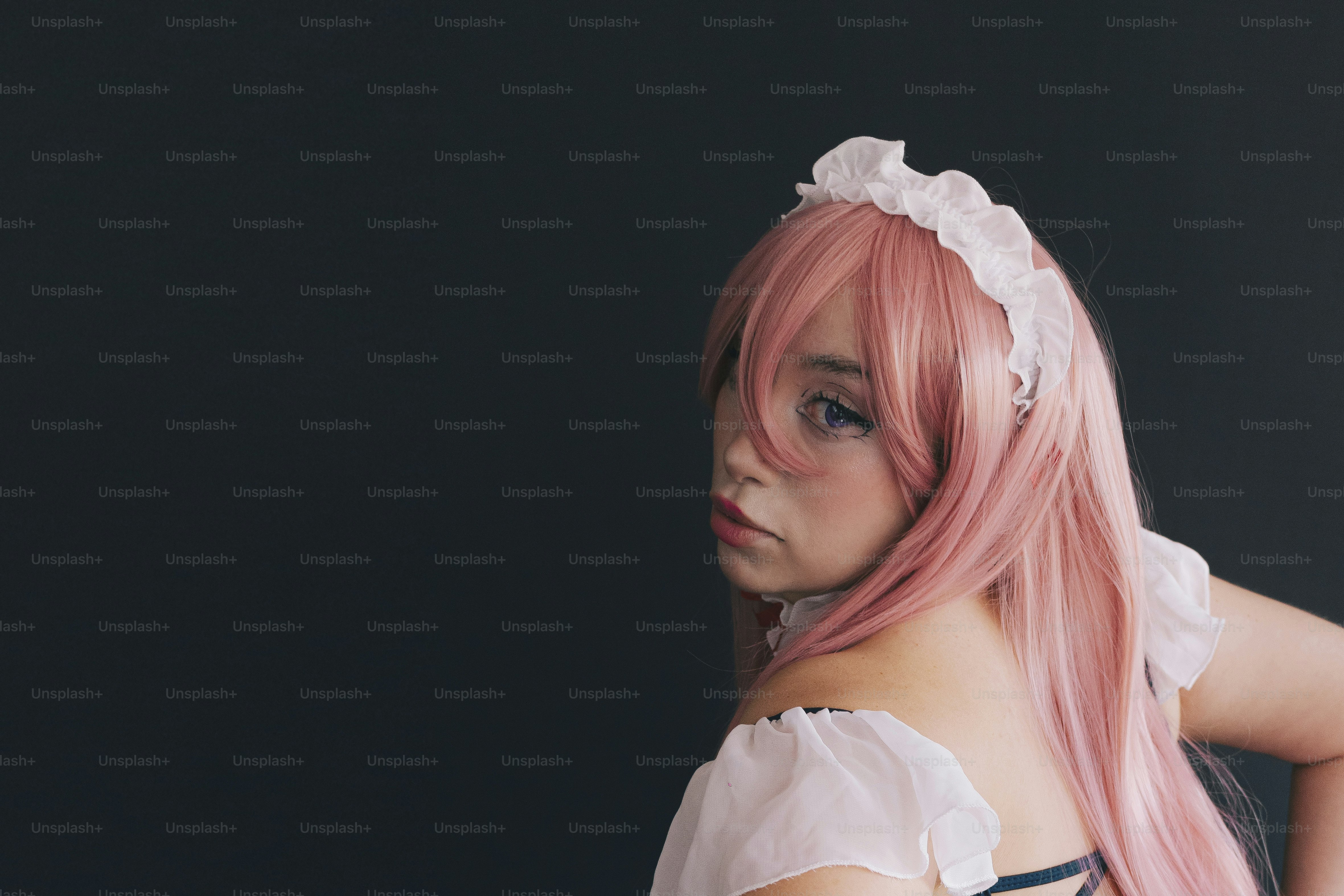 Seorang wanita bercosplay melihat ke atas bahunya.