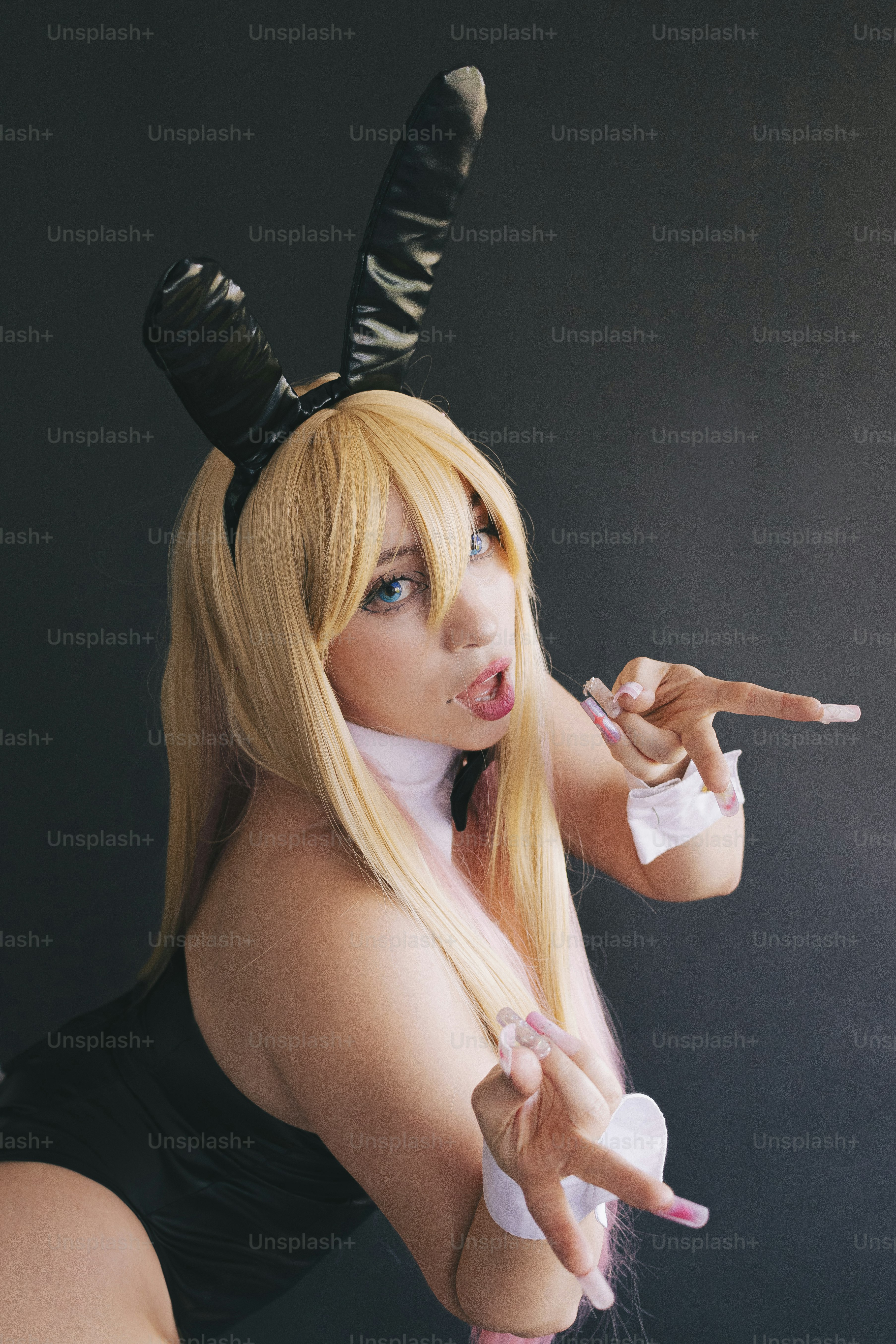 Seorang wanita cosplay kelinci yang menggoda.