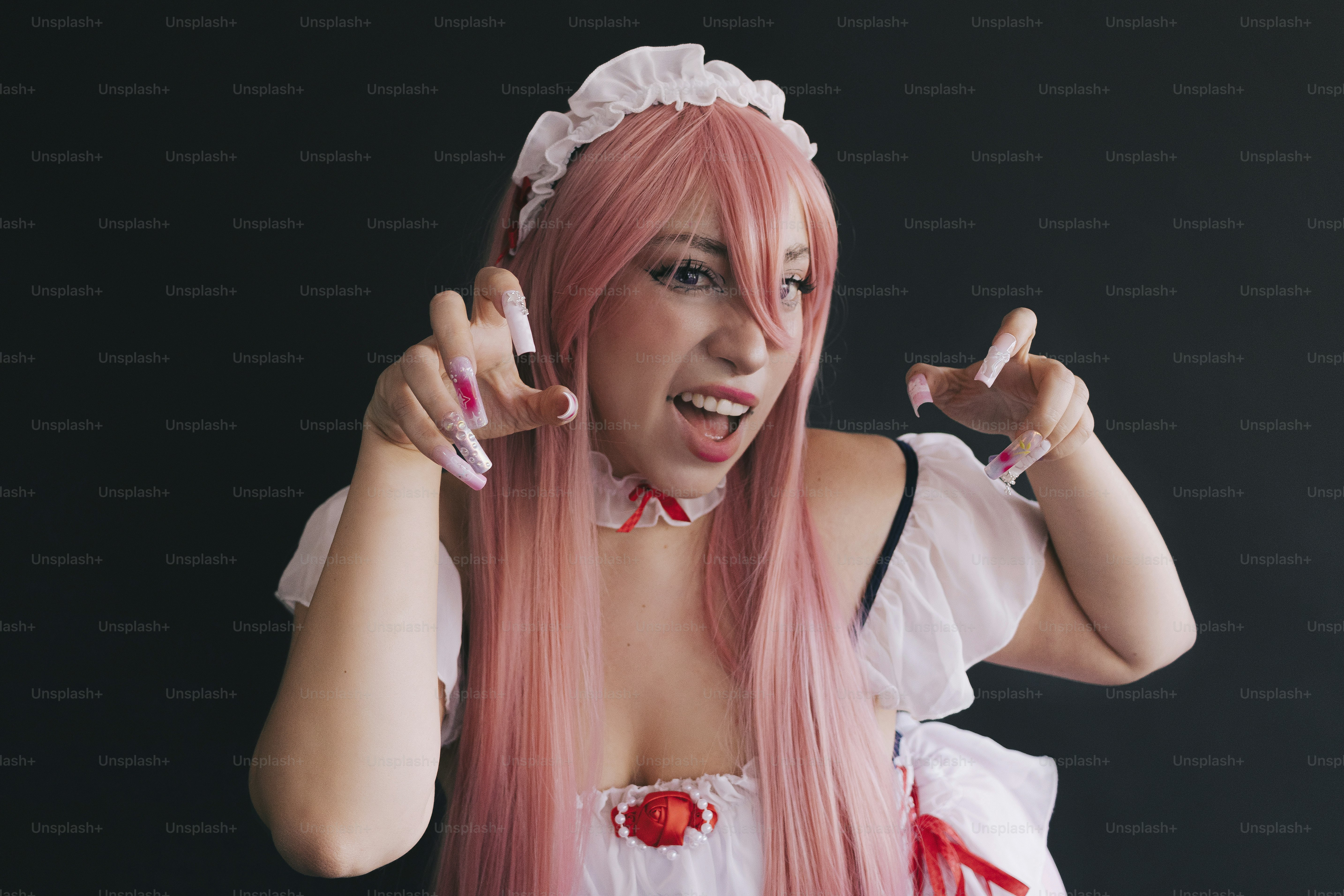 Seorang cosplayer berpose dengan cakar.