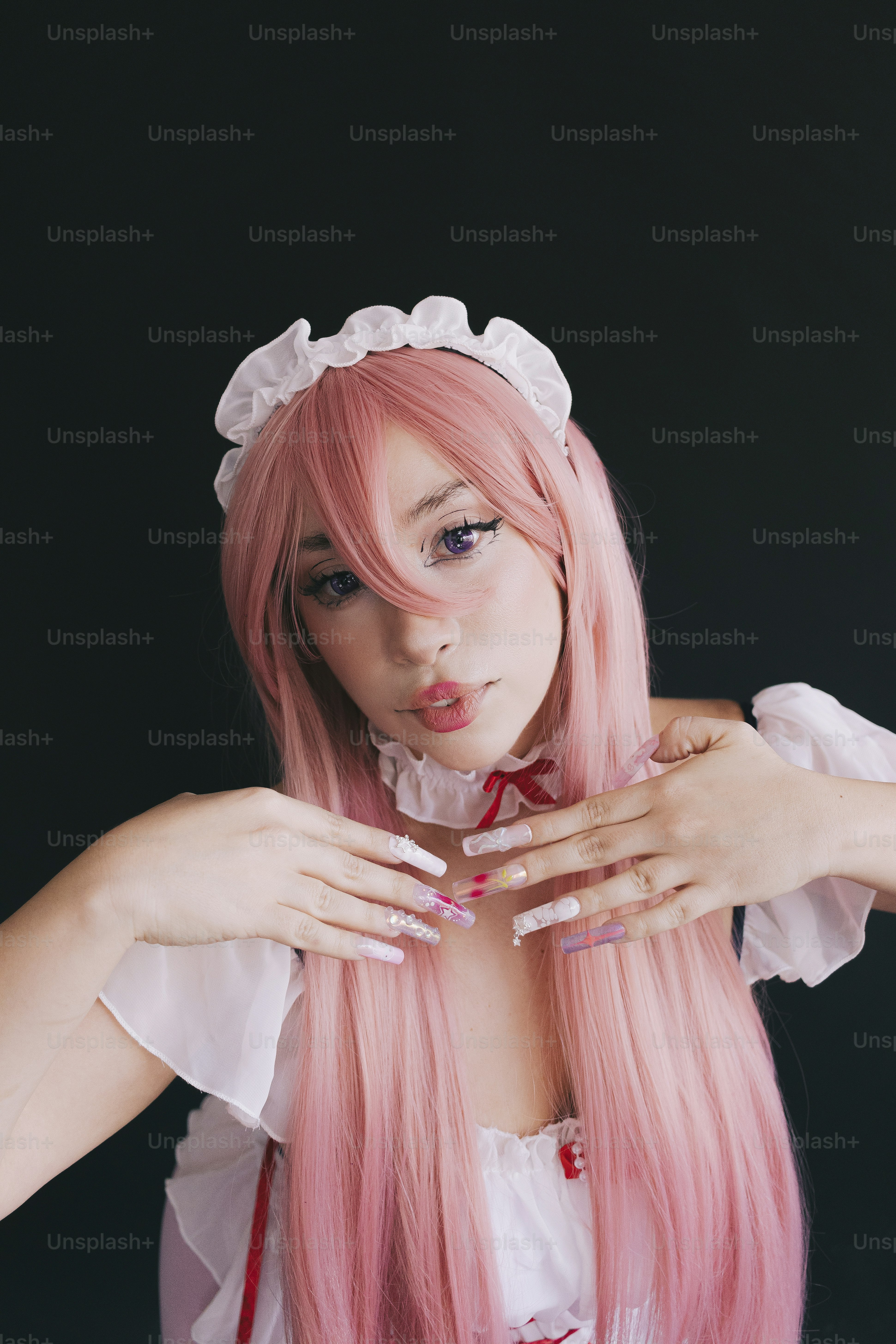 Eine Frau trägt ein Dienstmädchen-Cosplay.