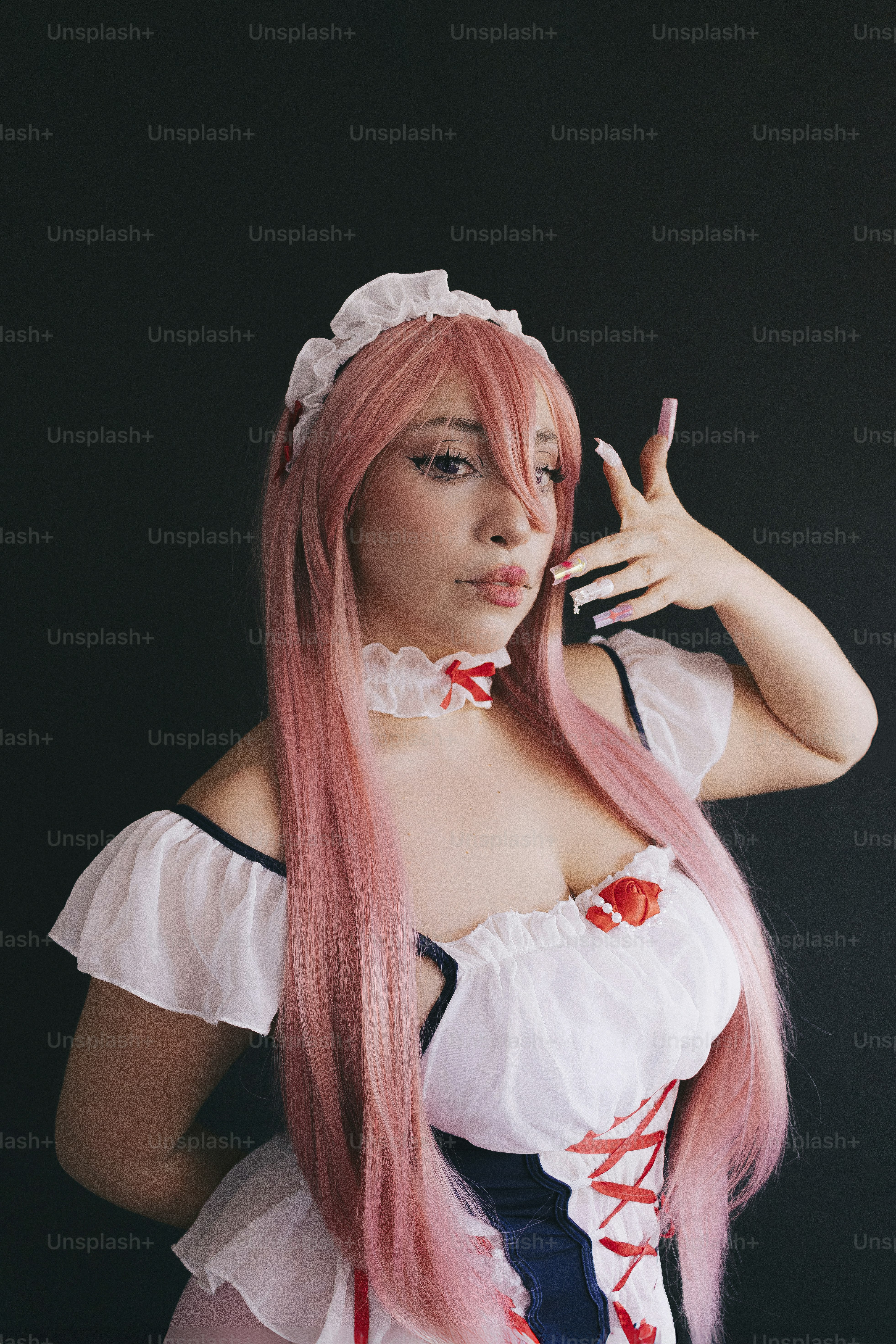Seorang wanita berpakaian cosplay anime.