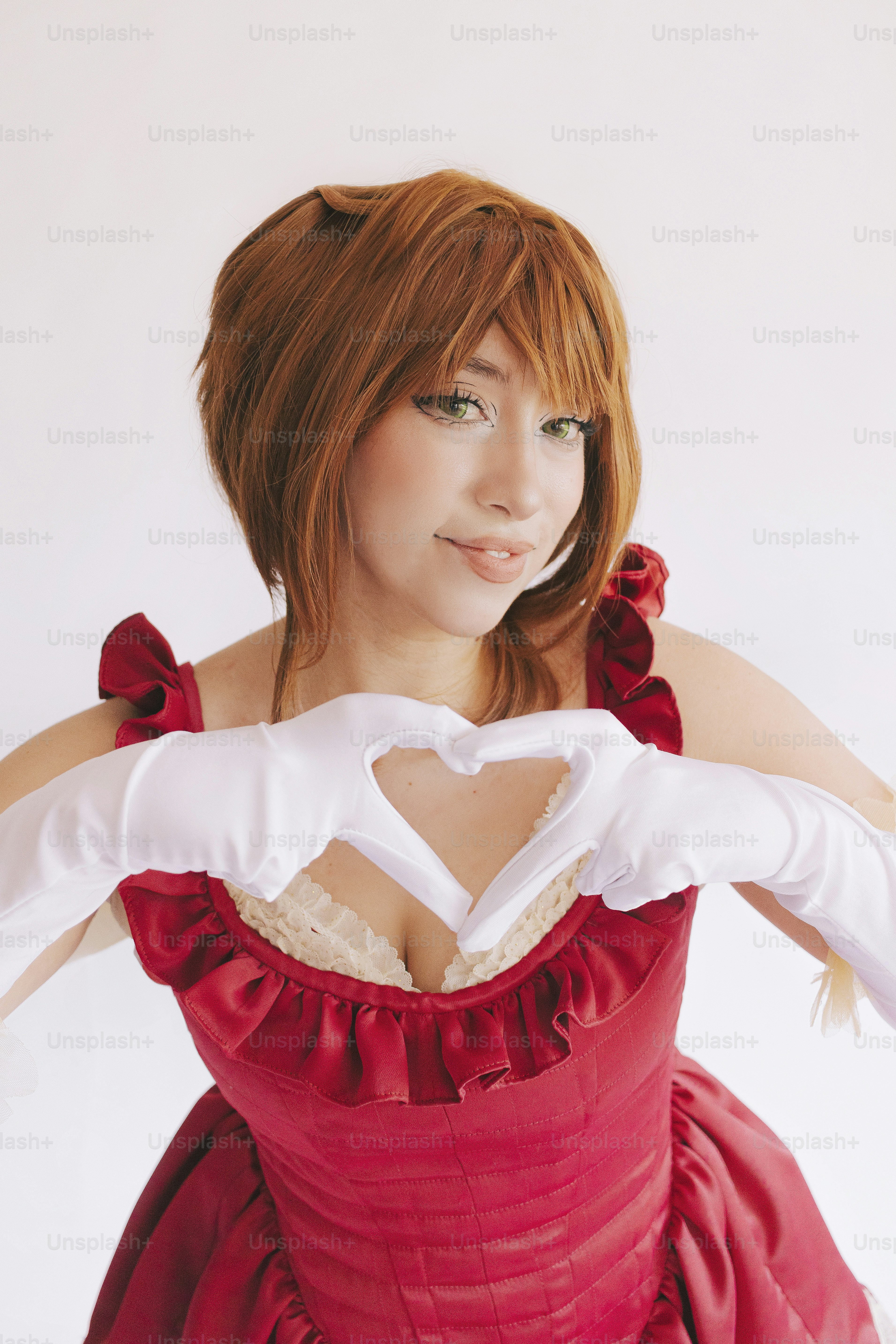 Cosplayer membuat hati dengan tangannya.