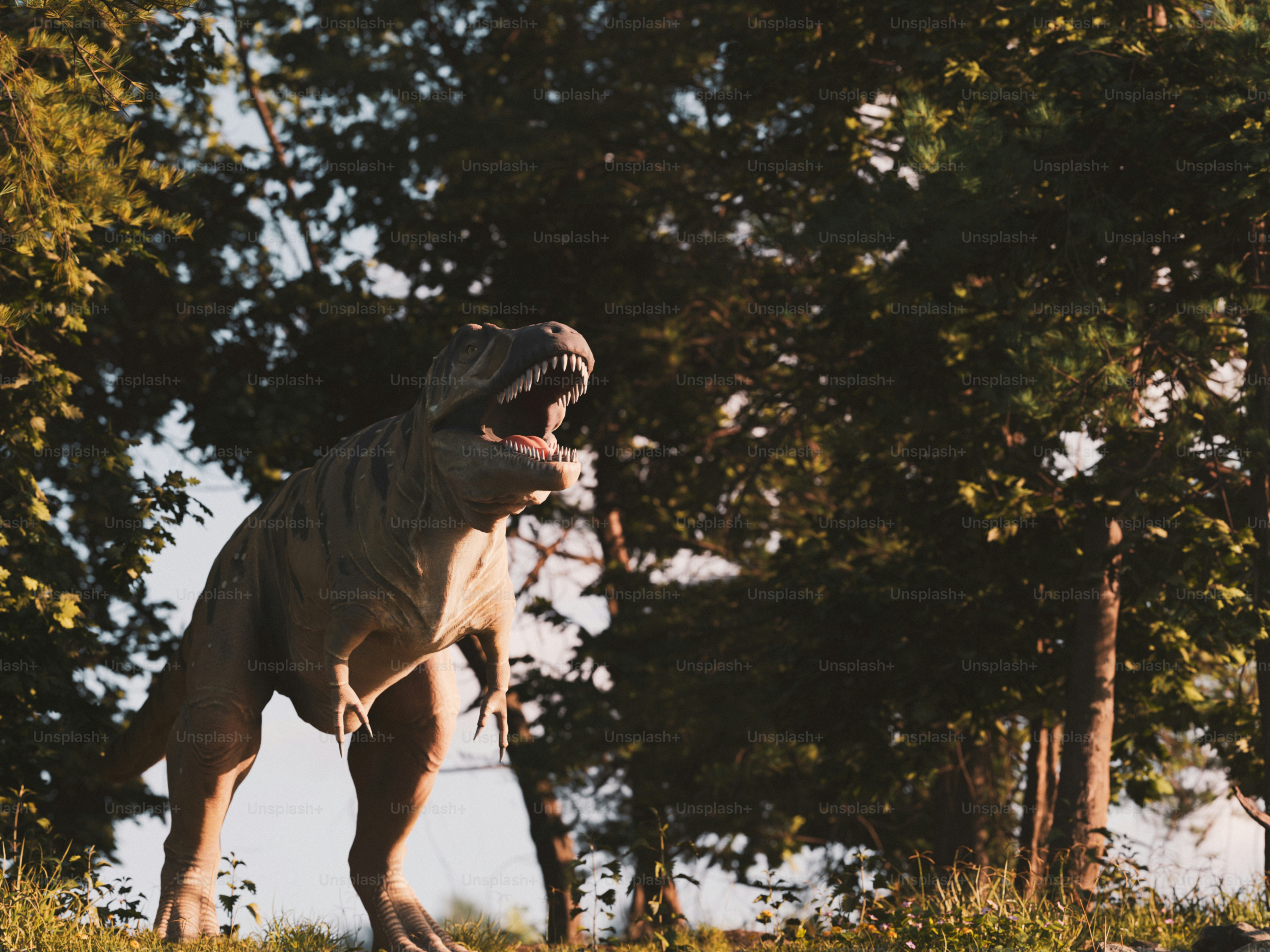 Tyrannosaurus rex mengaum di hutan.
