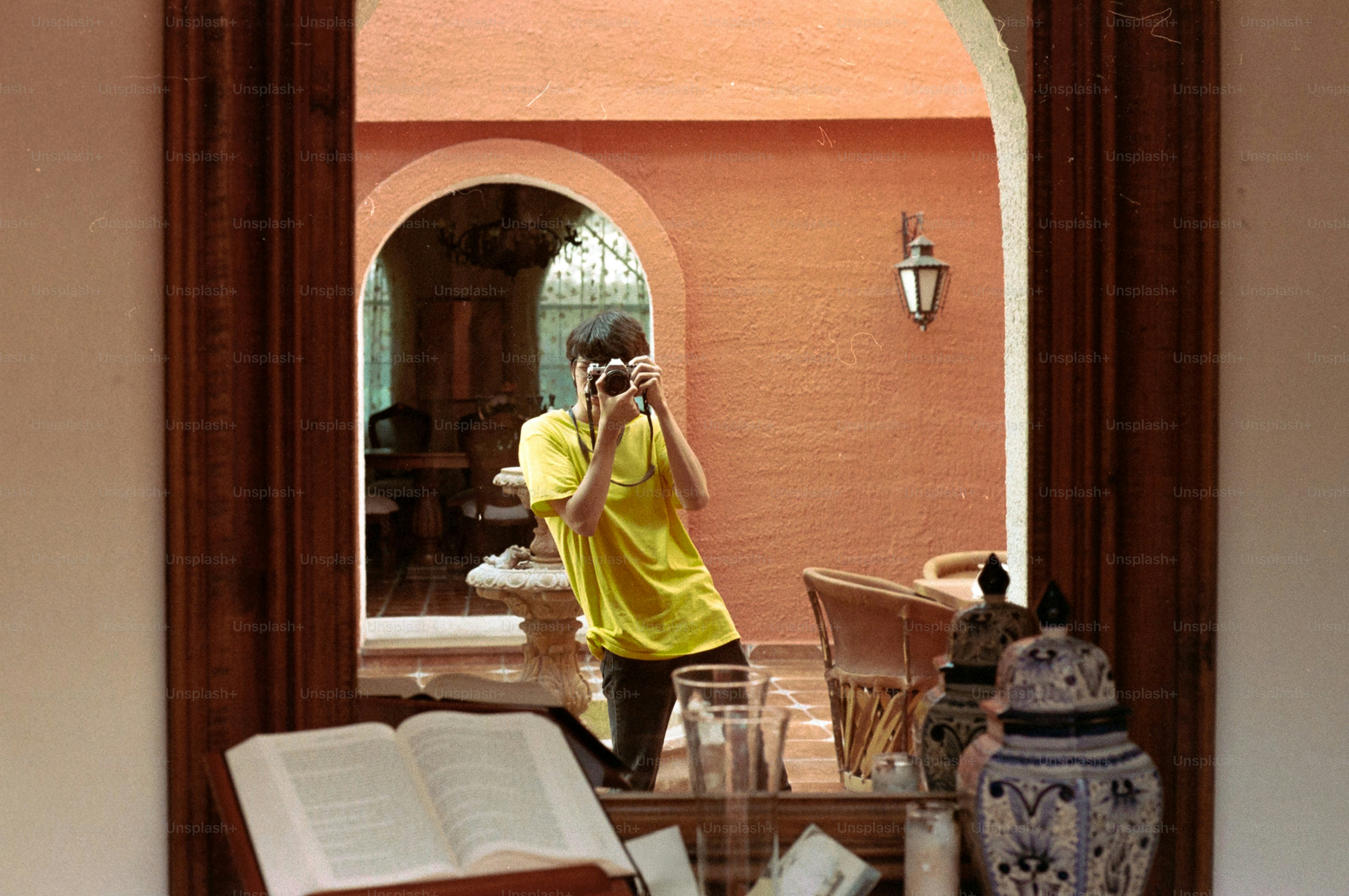 Die Person macht ein Foto von sich im Spiegel.