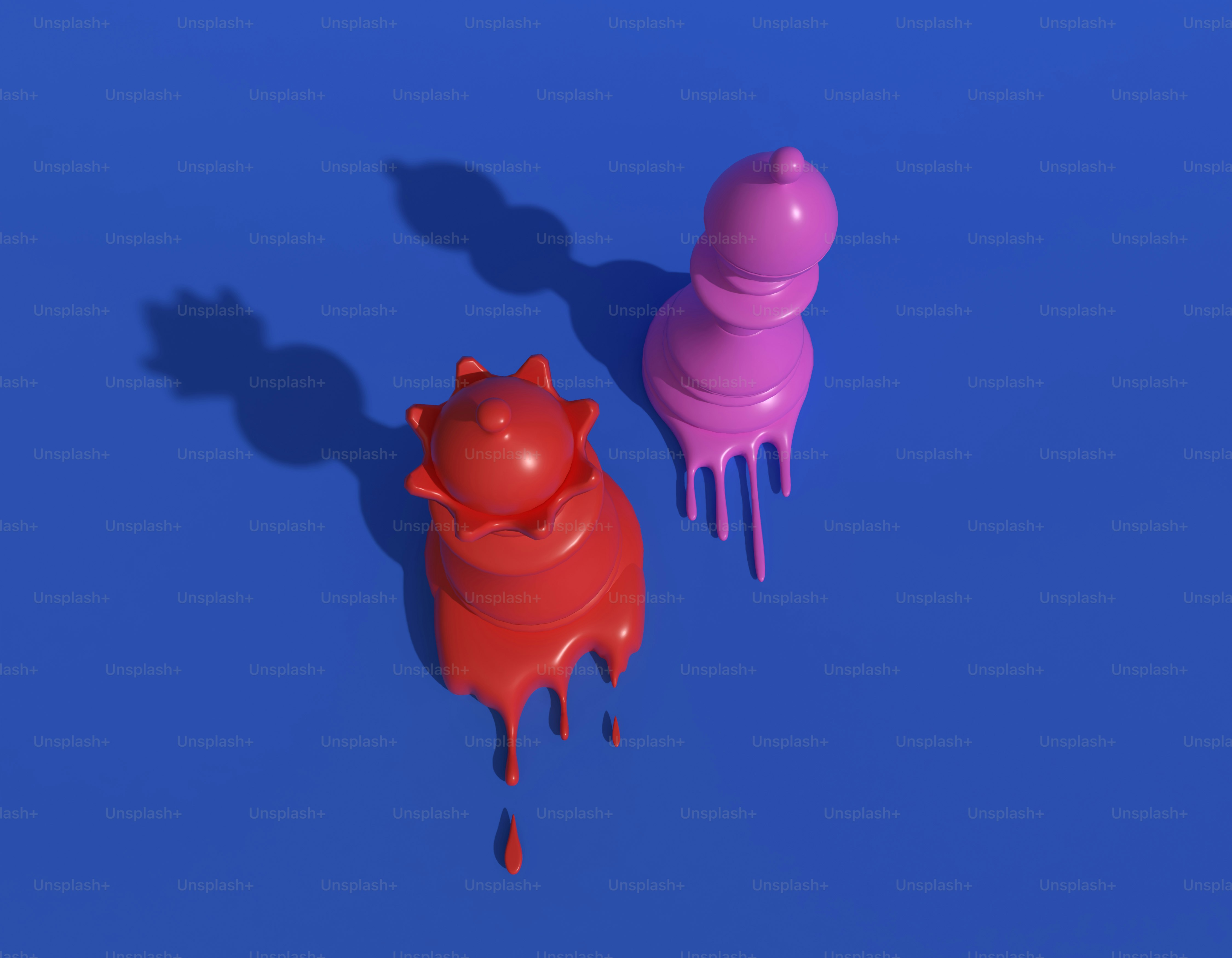 Rote und violette Schachfiguren tropfen.