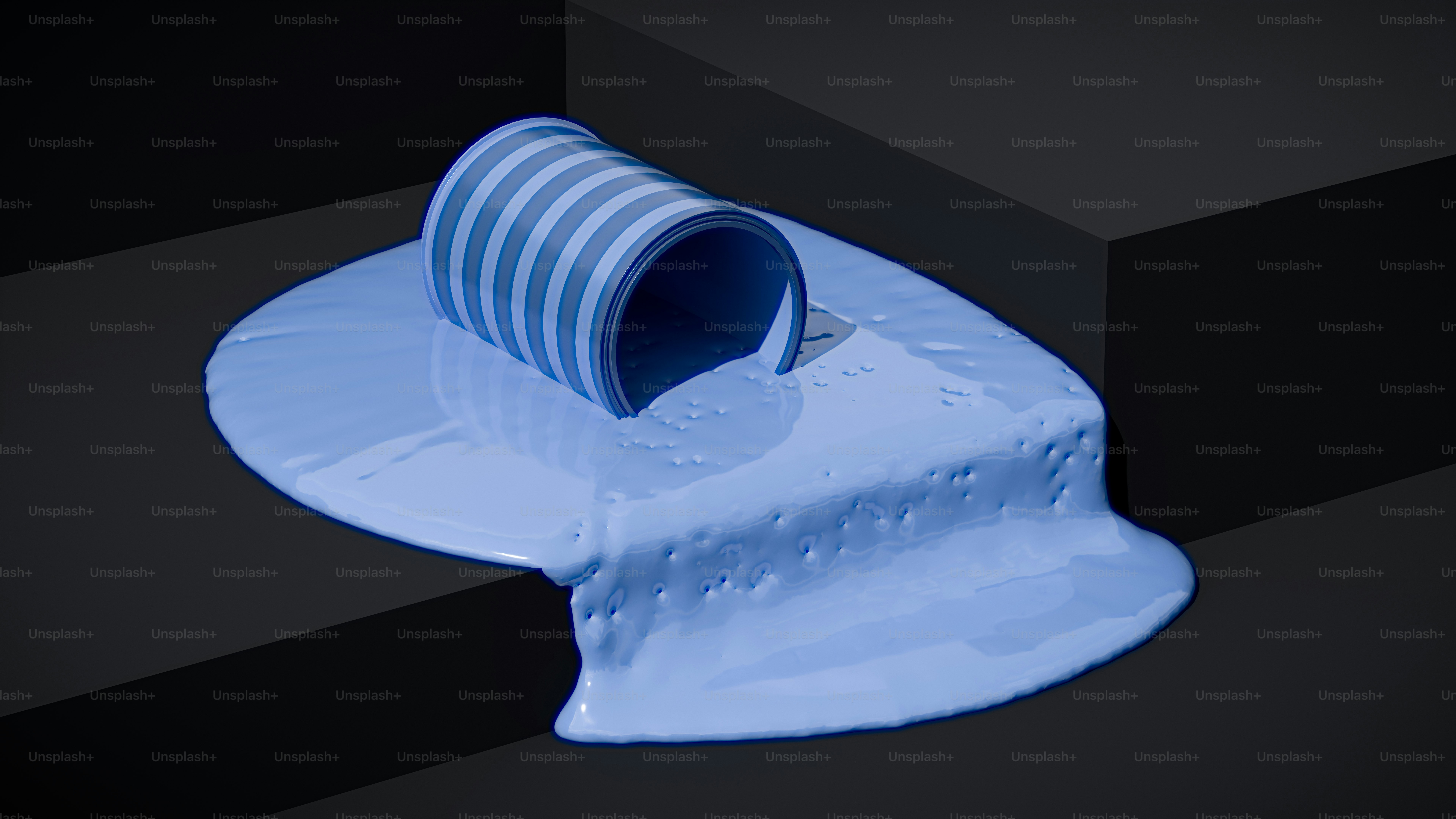 Una tazza di vernice blu si rovesciò dappertutto.