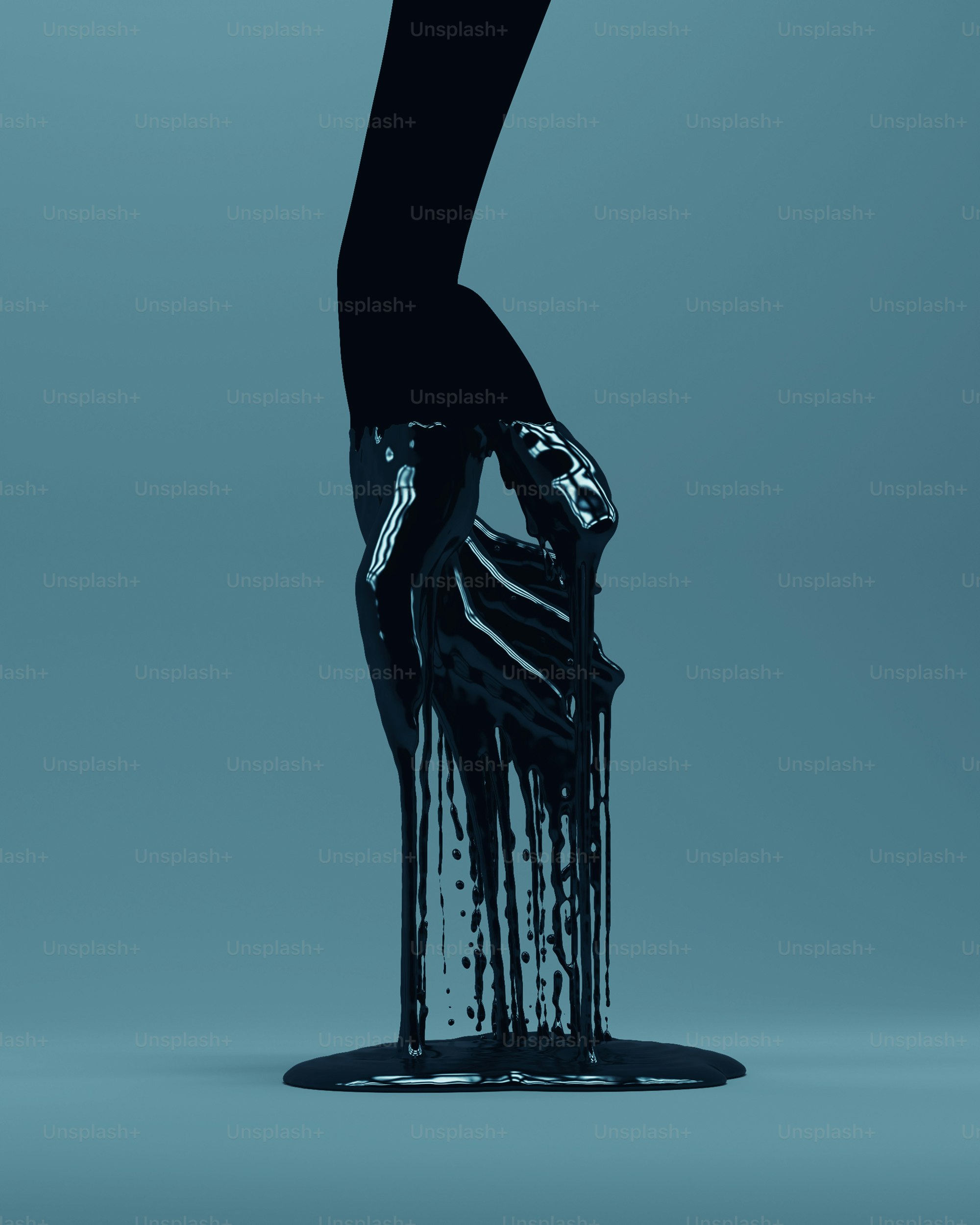 Tinta preta pinga de uma mão.