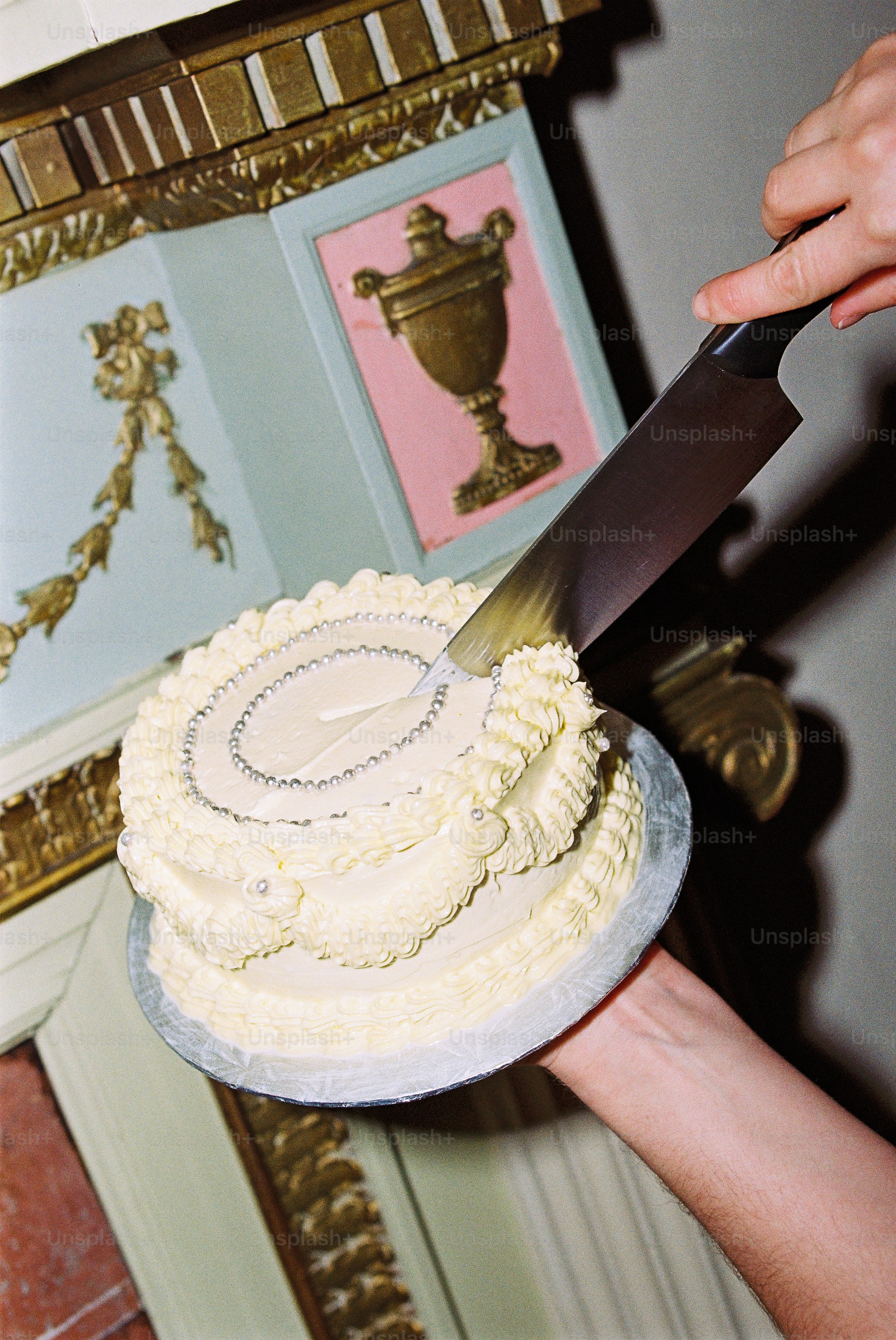 Se corta un pastel con un cuchillo - Foto en Unsplash+