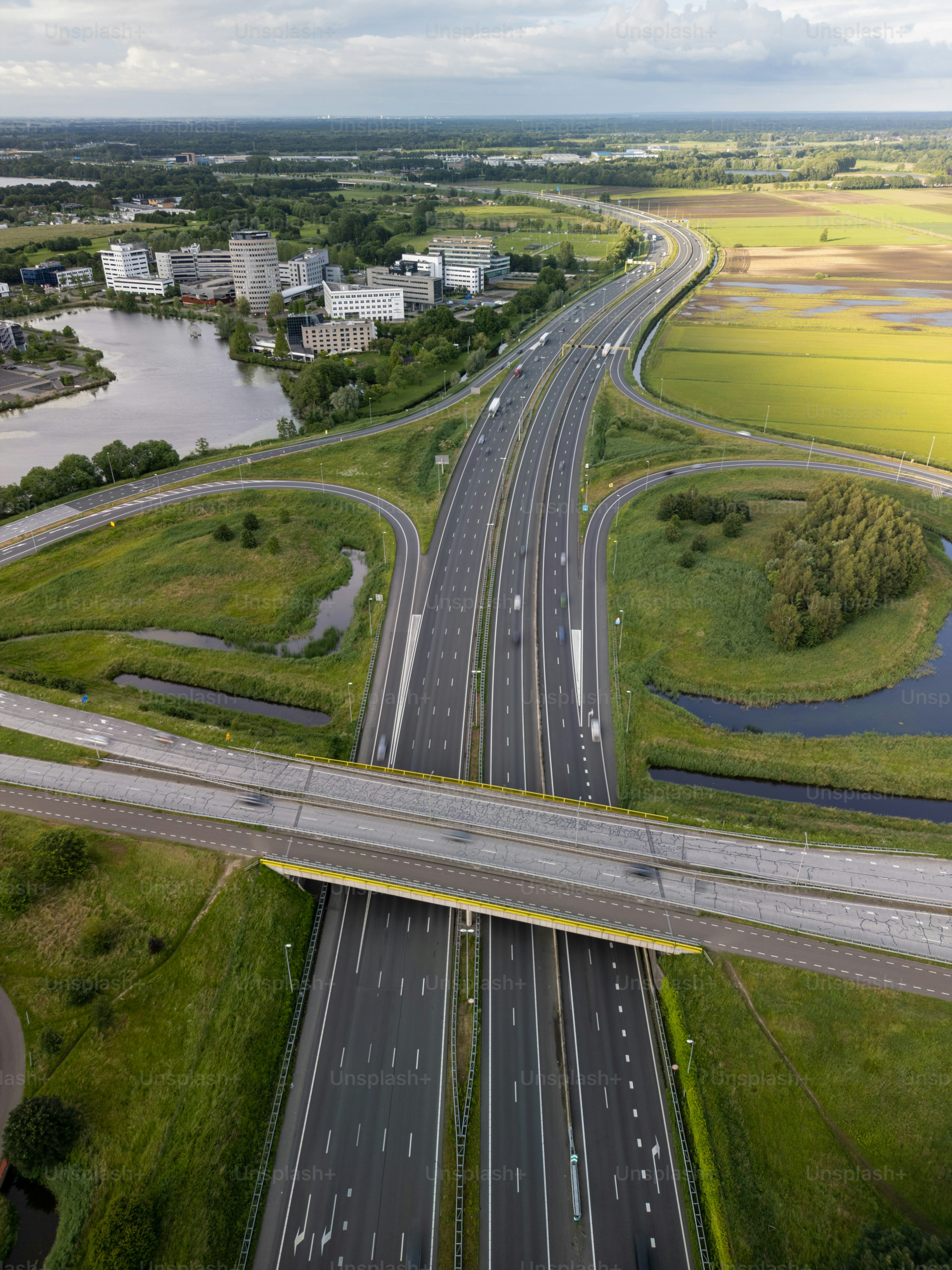 Cruce de carreteras rodeado de vegetación y edificios.