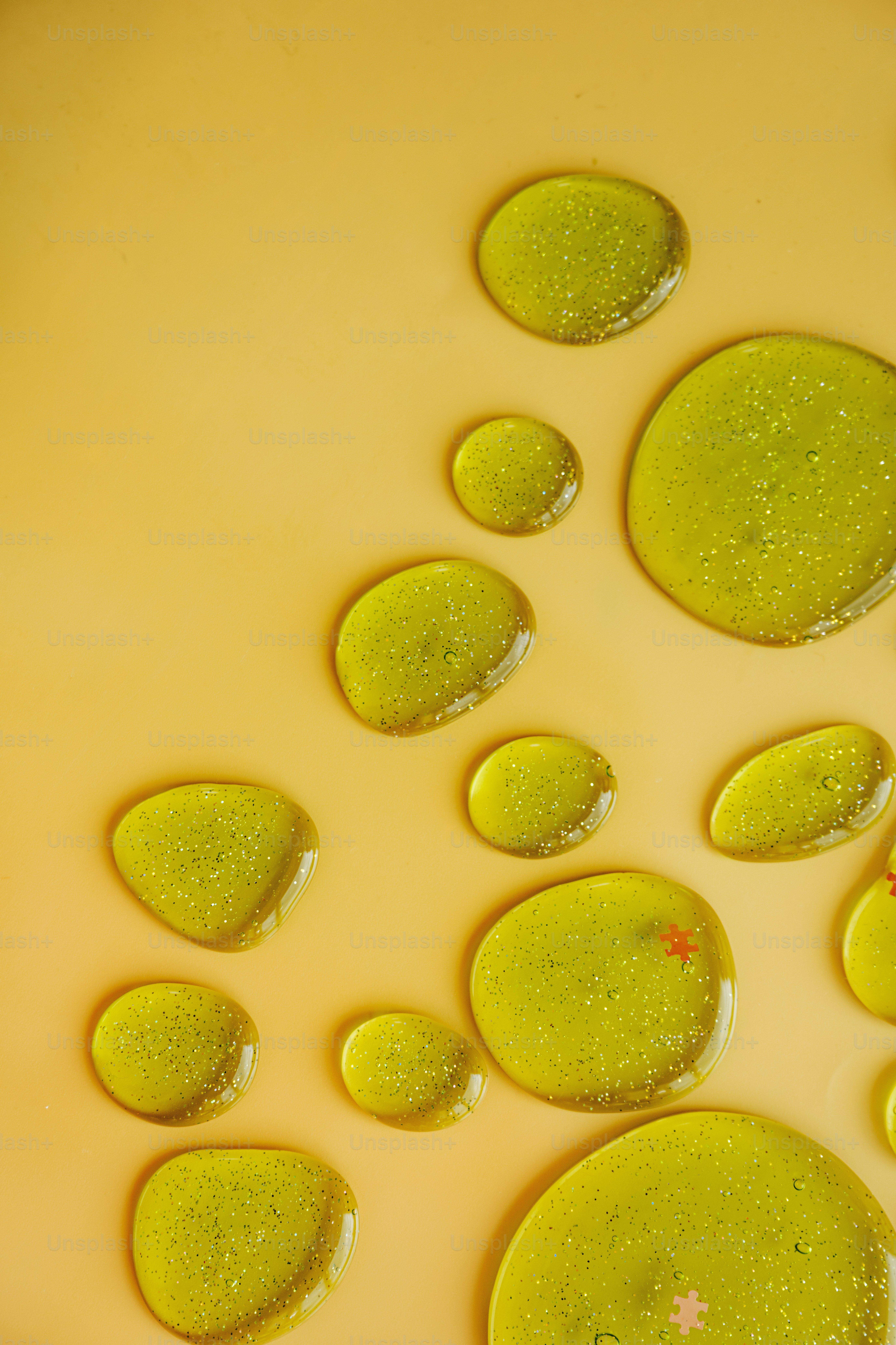 Manchas verdes sobre fondo dorado. foto – Imagen de Abstracto en Unsplash, image size:3000x4500