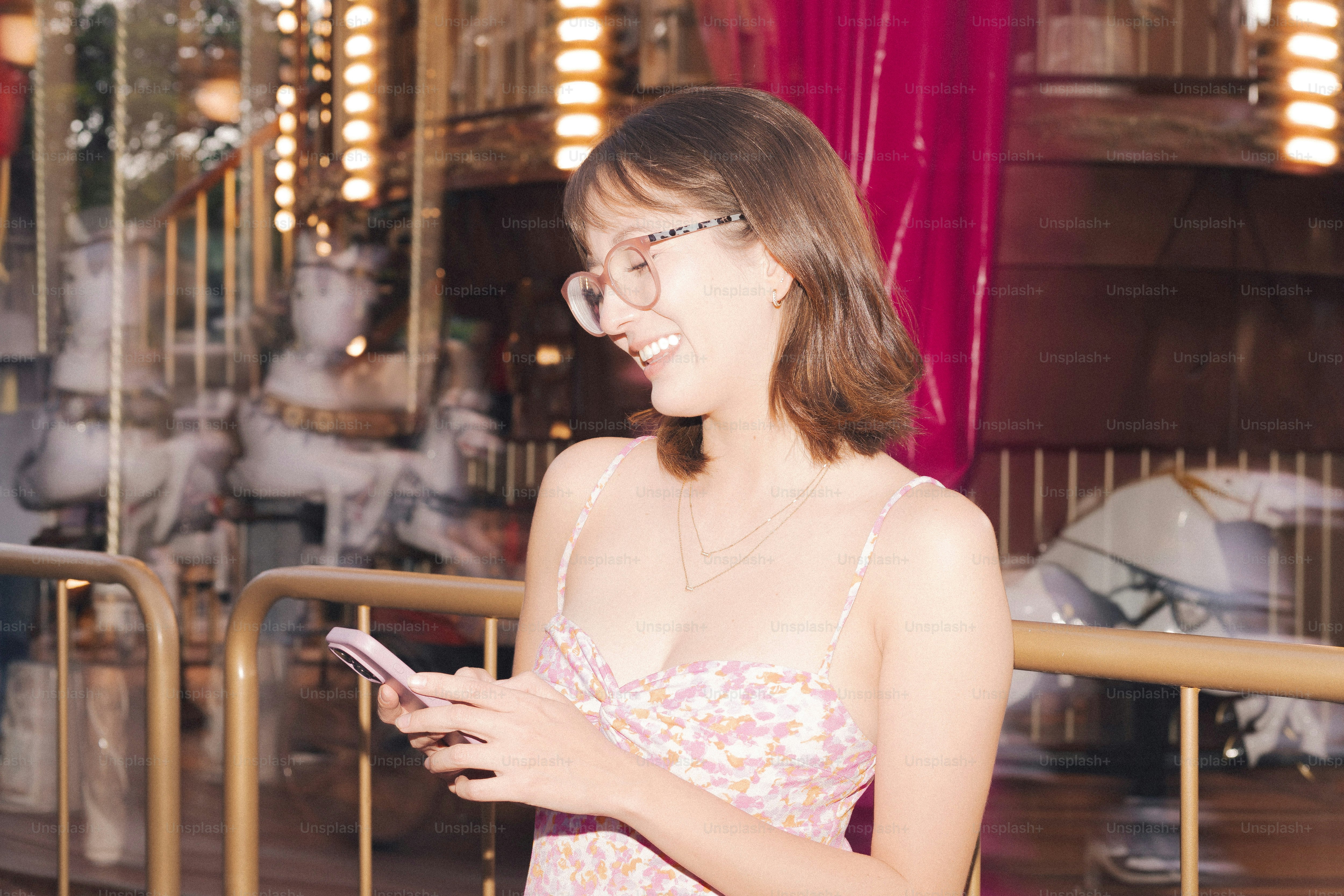 スマホを見ながら微笑む女性。