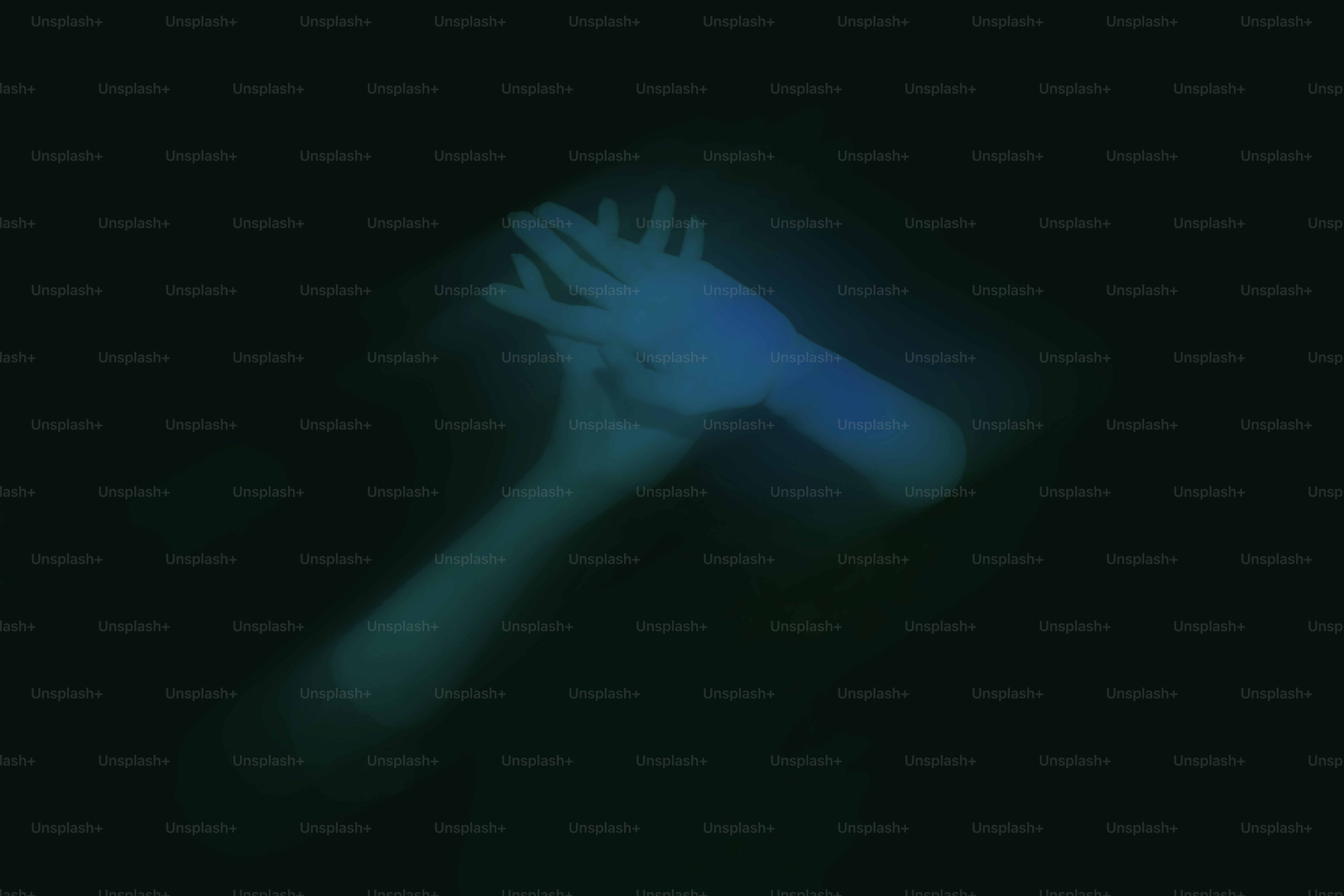 Hände treffen sich in einem schwach beleuchteten, ätherischen Raum.