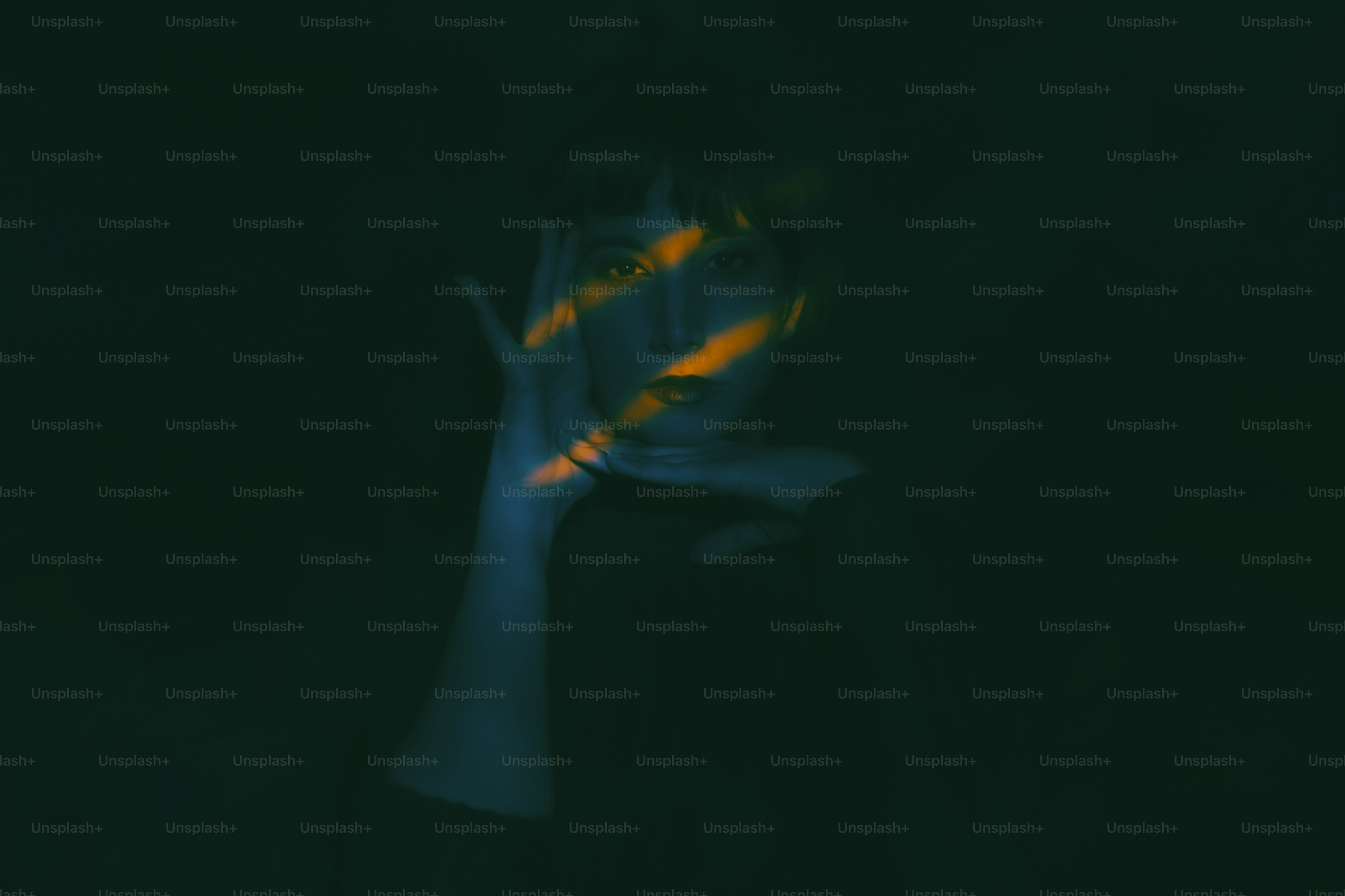 Hand mit Neonlichtern in der Dunkelheit.