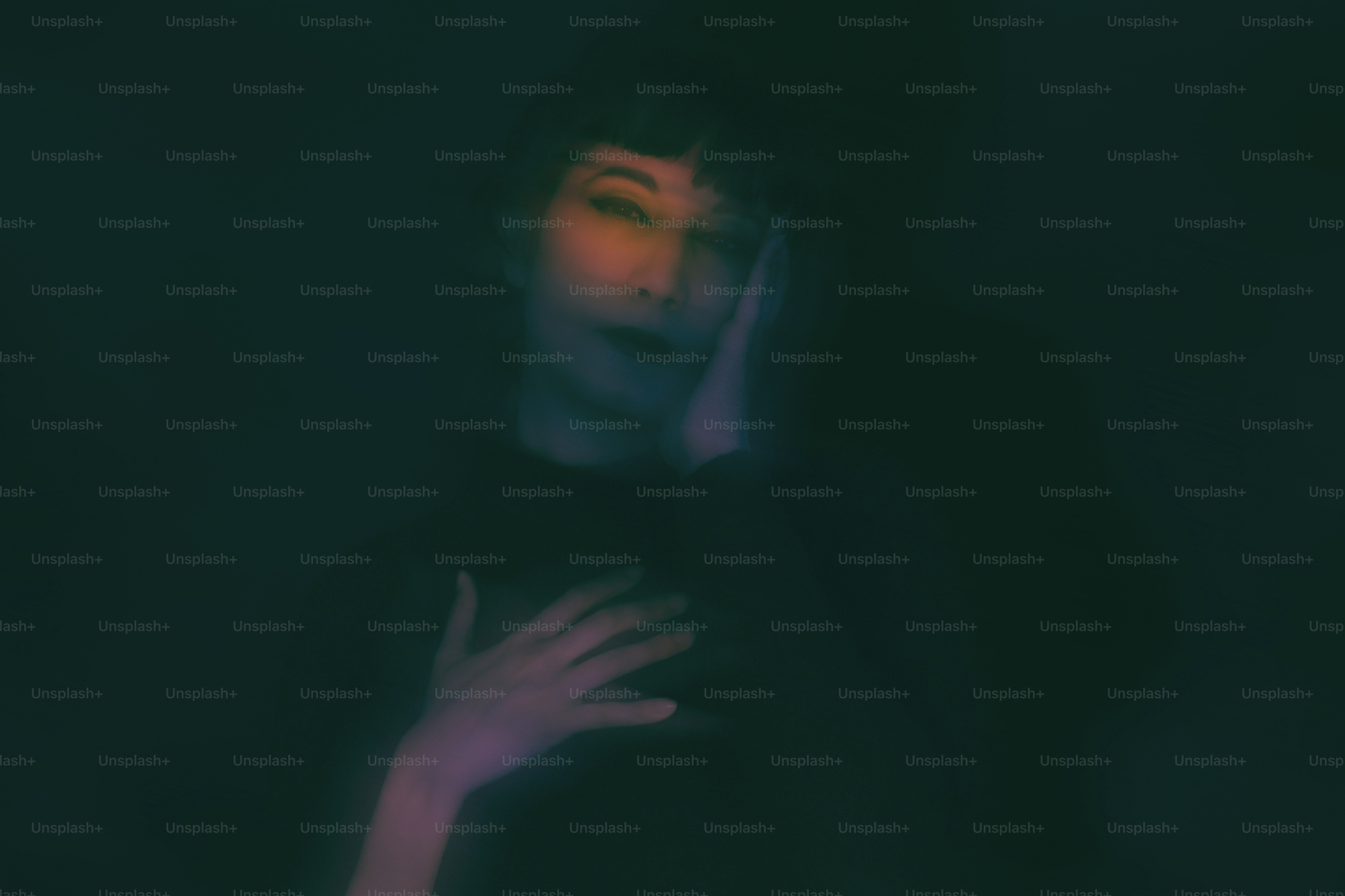 Eine Frau posiert mit dramatischer Beleuchtung.