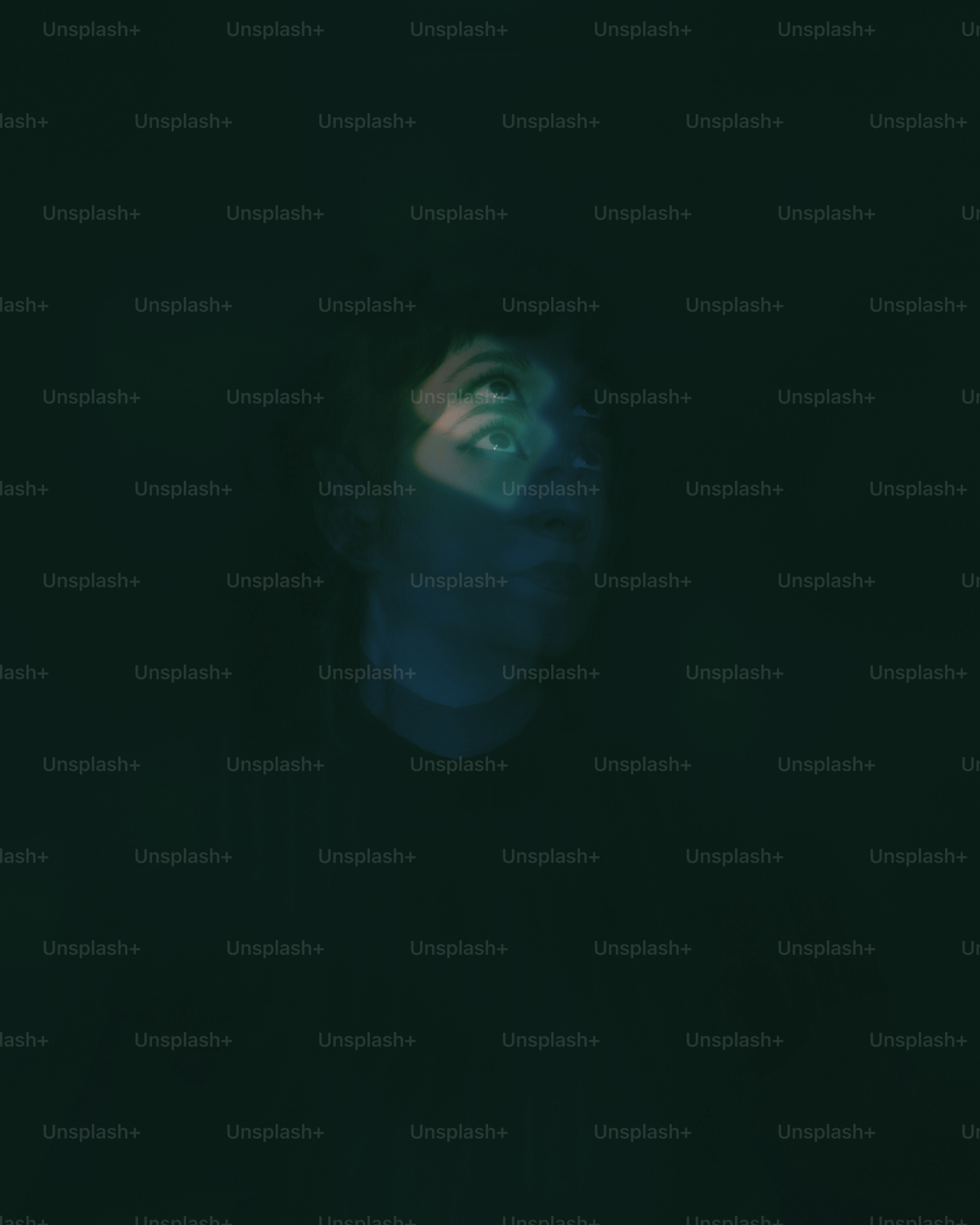 Eine Person blickt in die Dunkelheit hinauf.