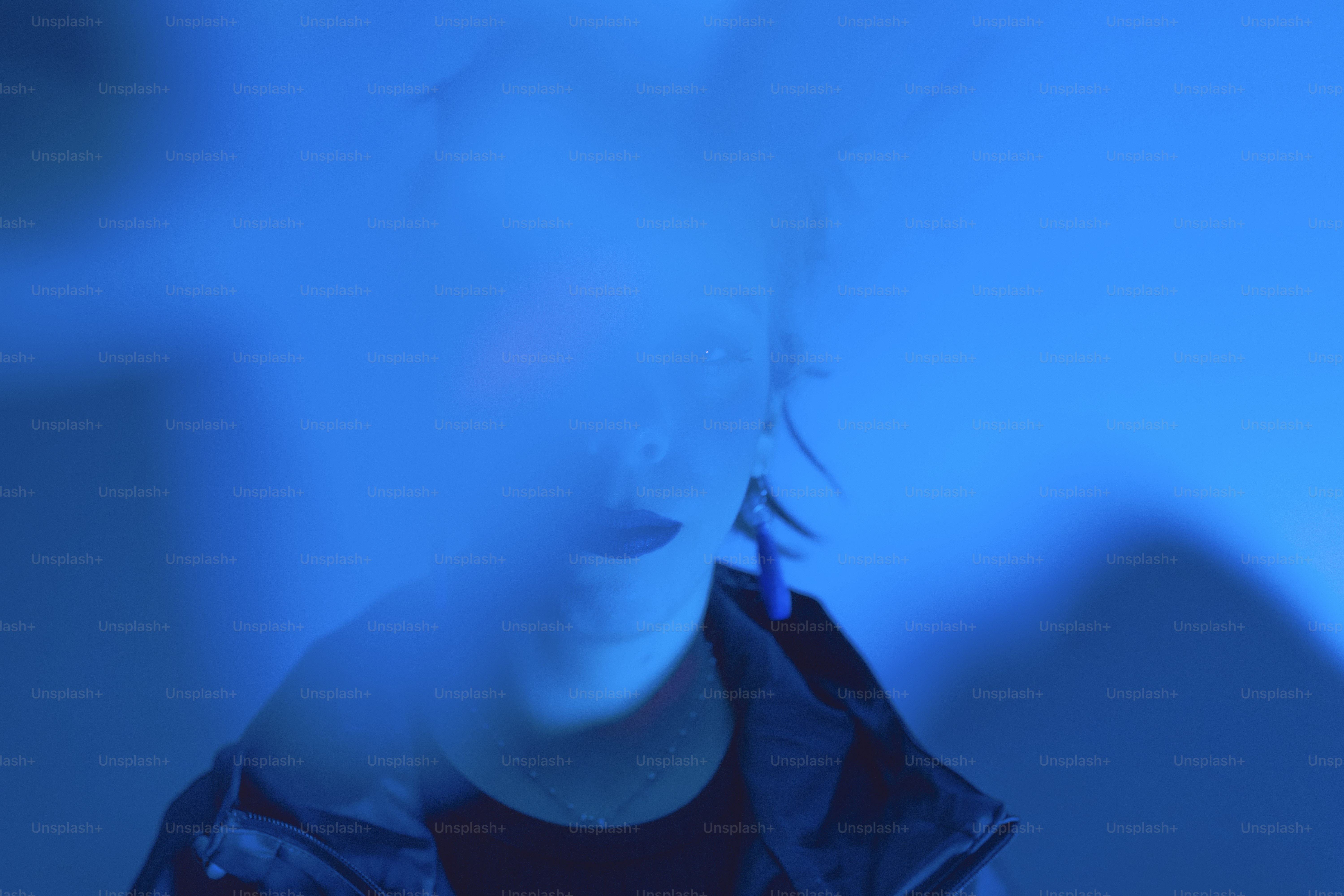 青でぼやけた人物。