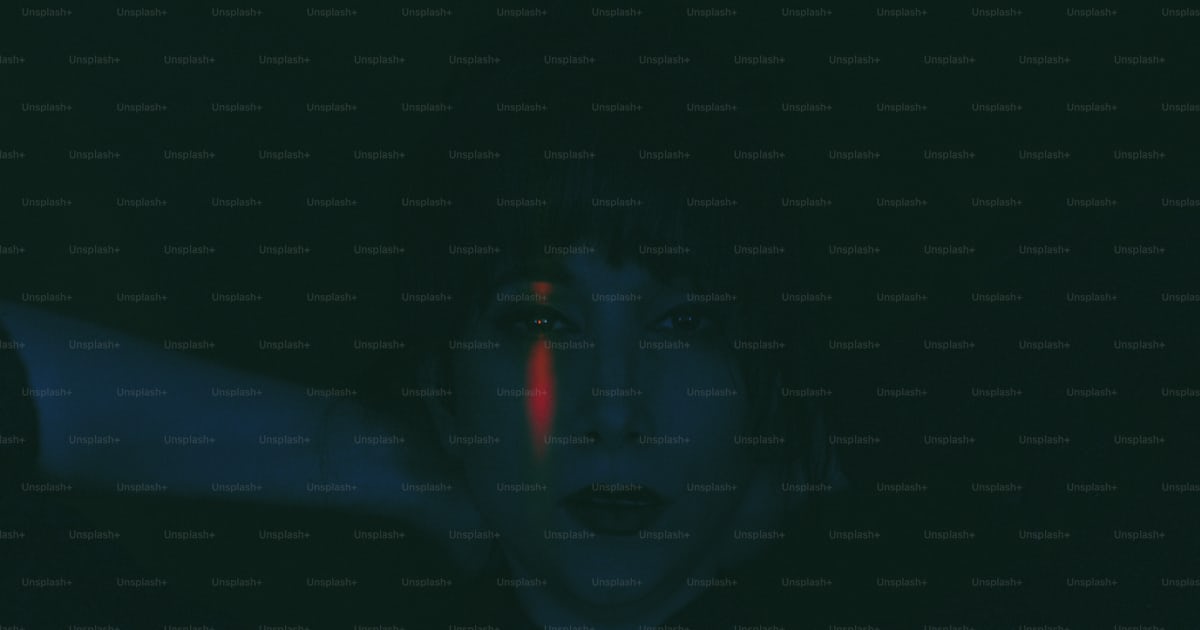 Une personne aux yeux rouges flotte sous l’eau. photo – Image de ...