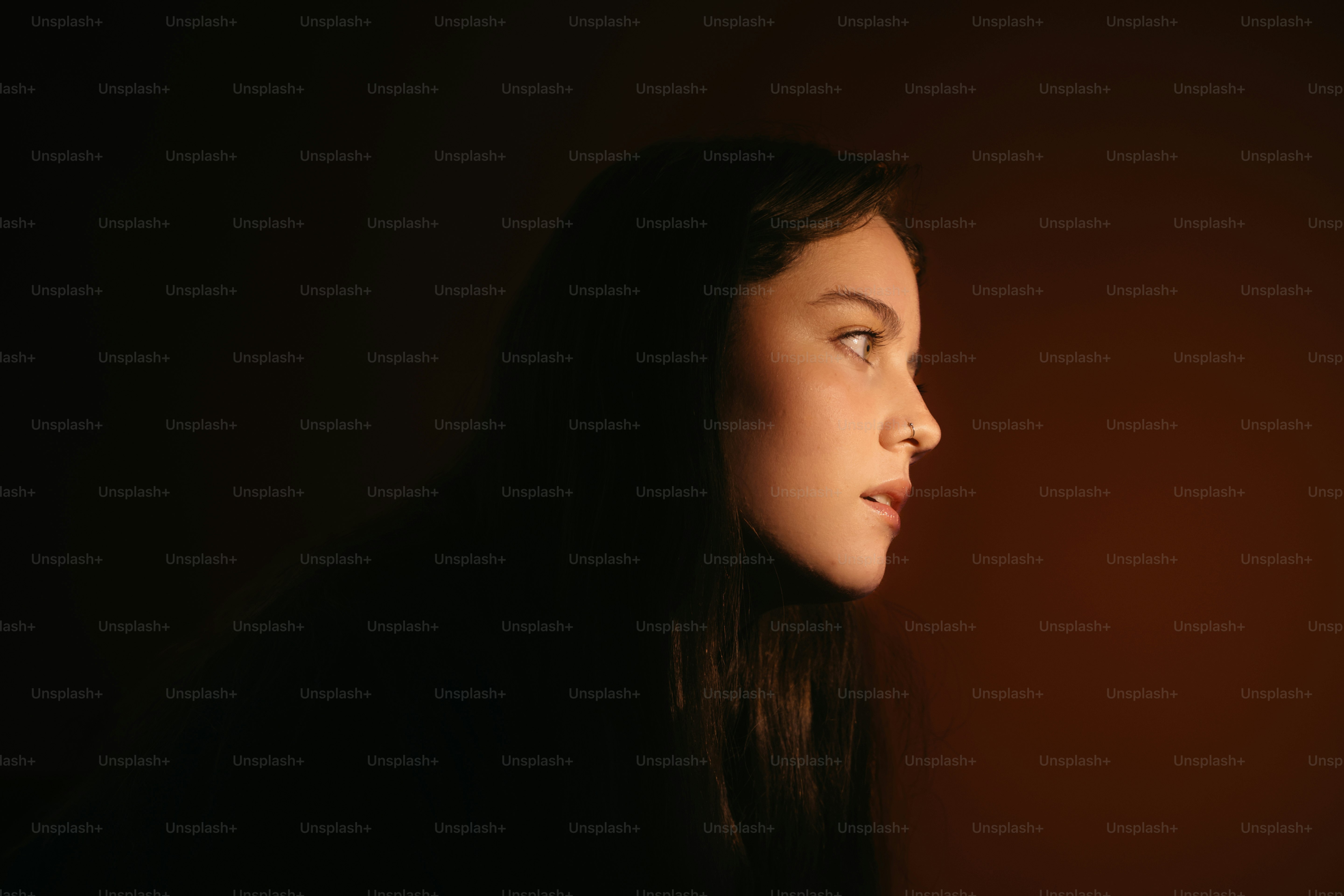 Olivia Rodrigo guarda di lato.