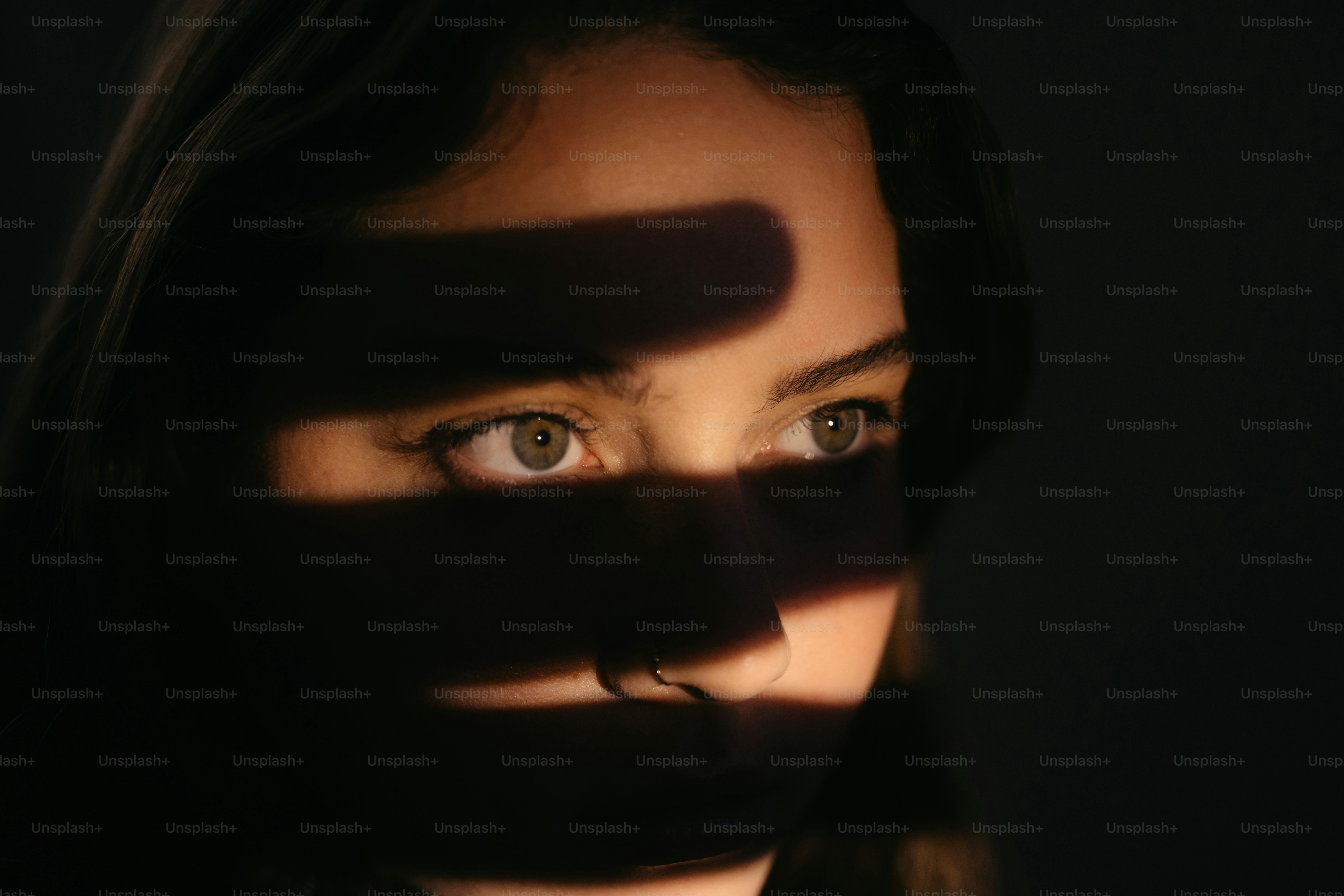 Les yeux d’une femme percent l’ombre.