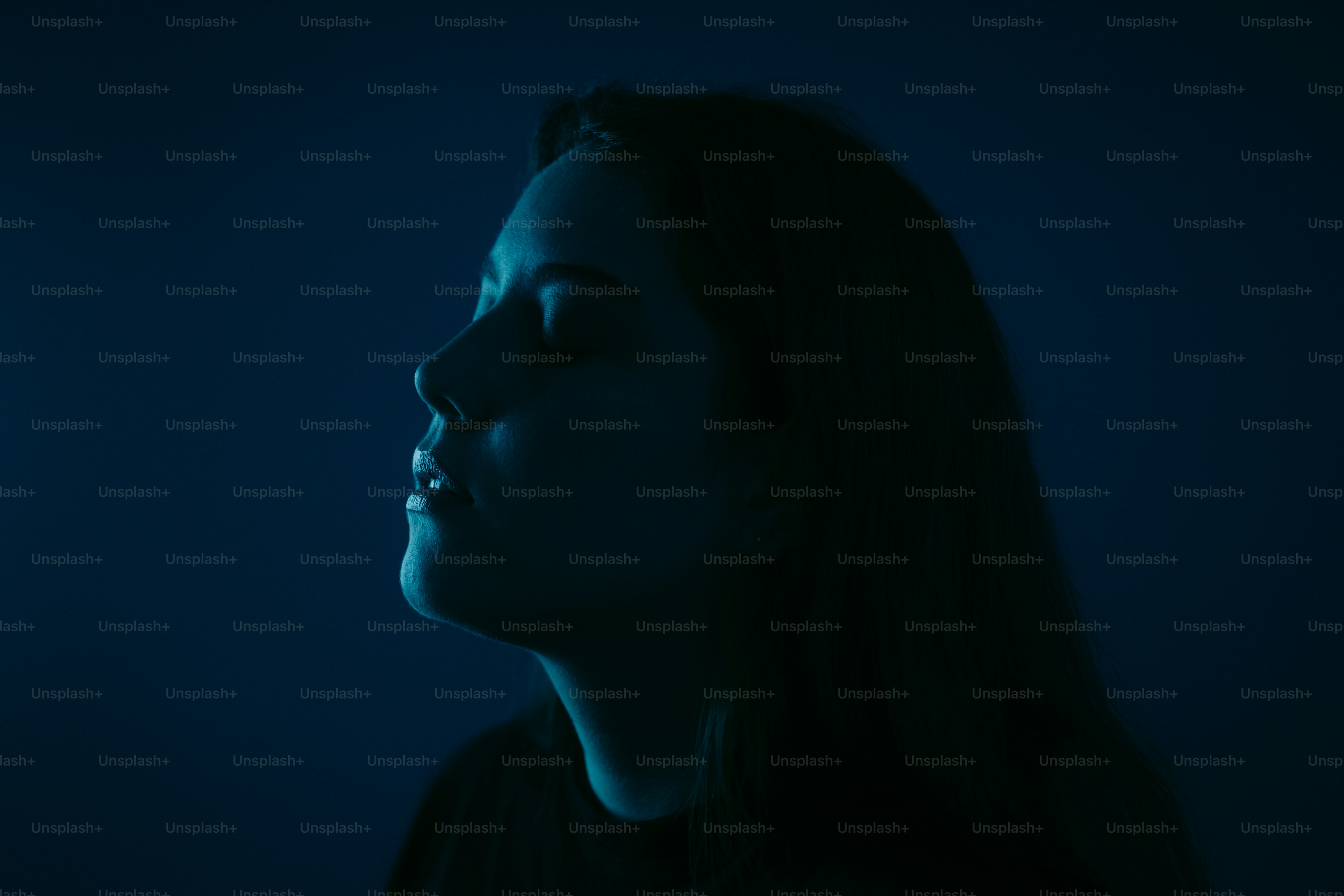 Femme dans une silhouette éclairée en bleu.