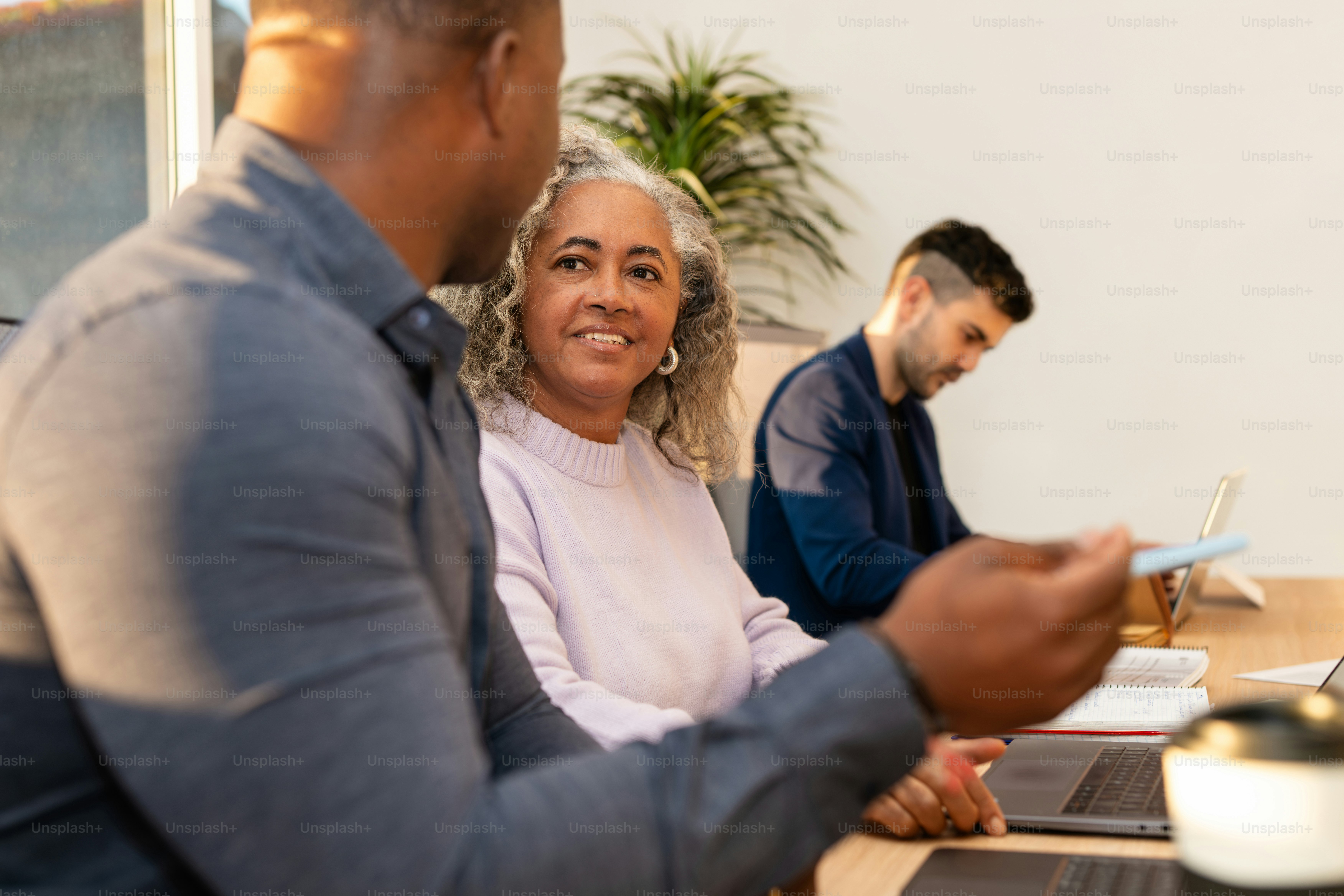 Menschen arbeiten in einer Büroumgebung zusammen.