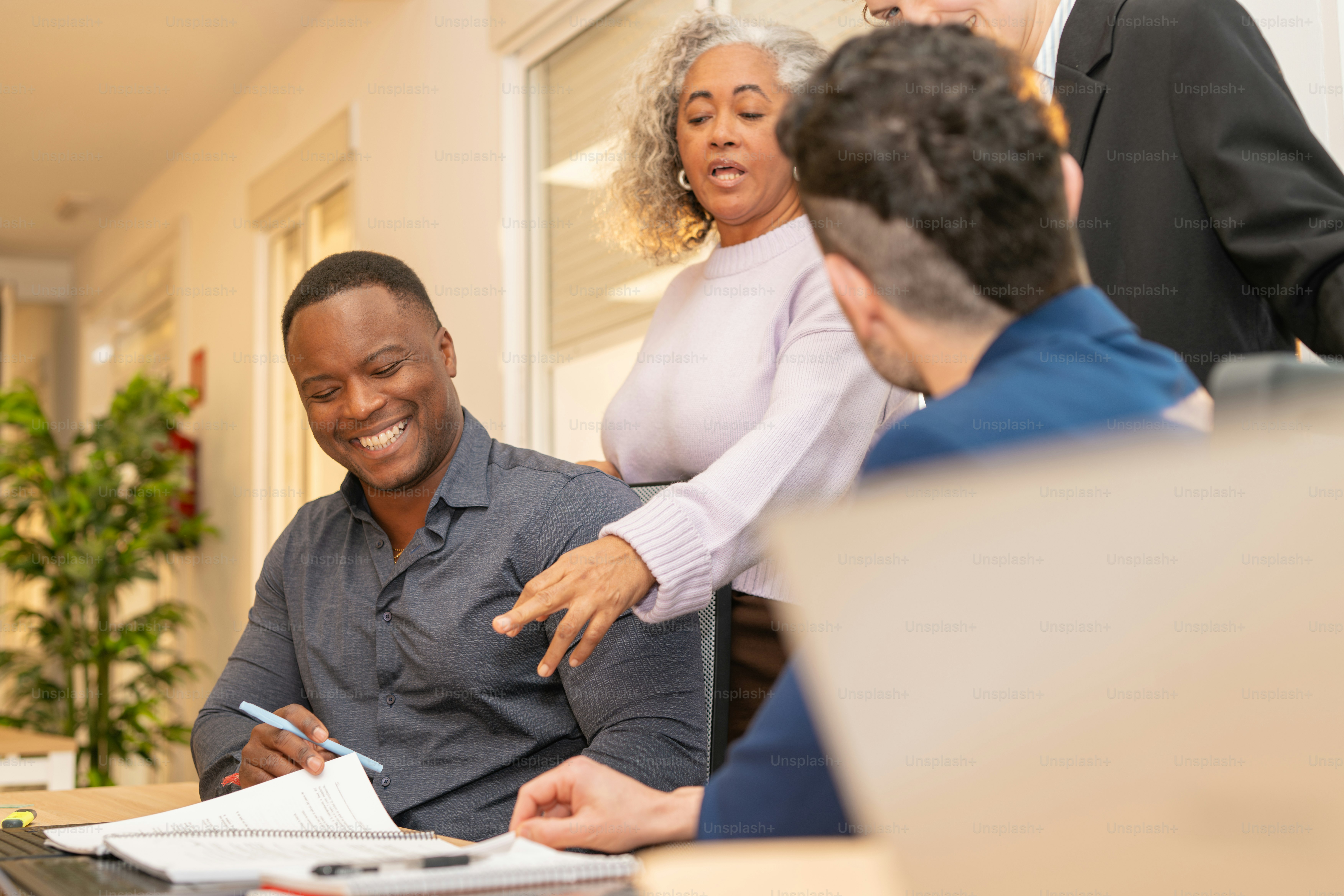 Geschäftskollegen lächeln und arbeiten zusammen.