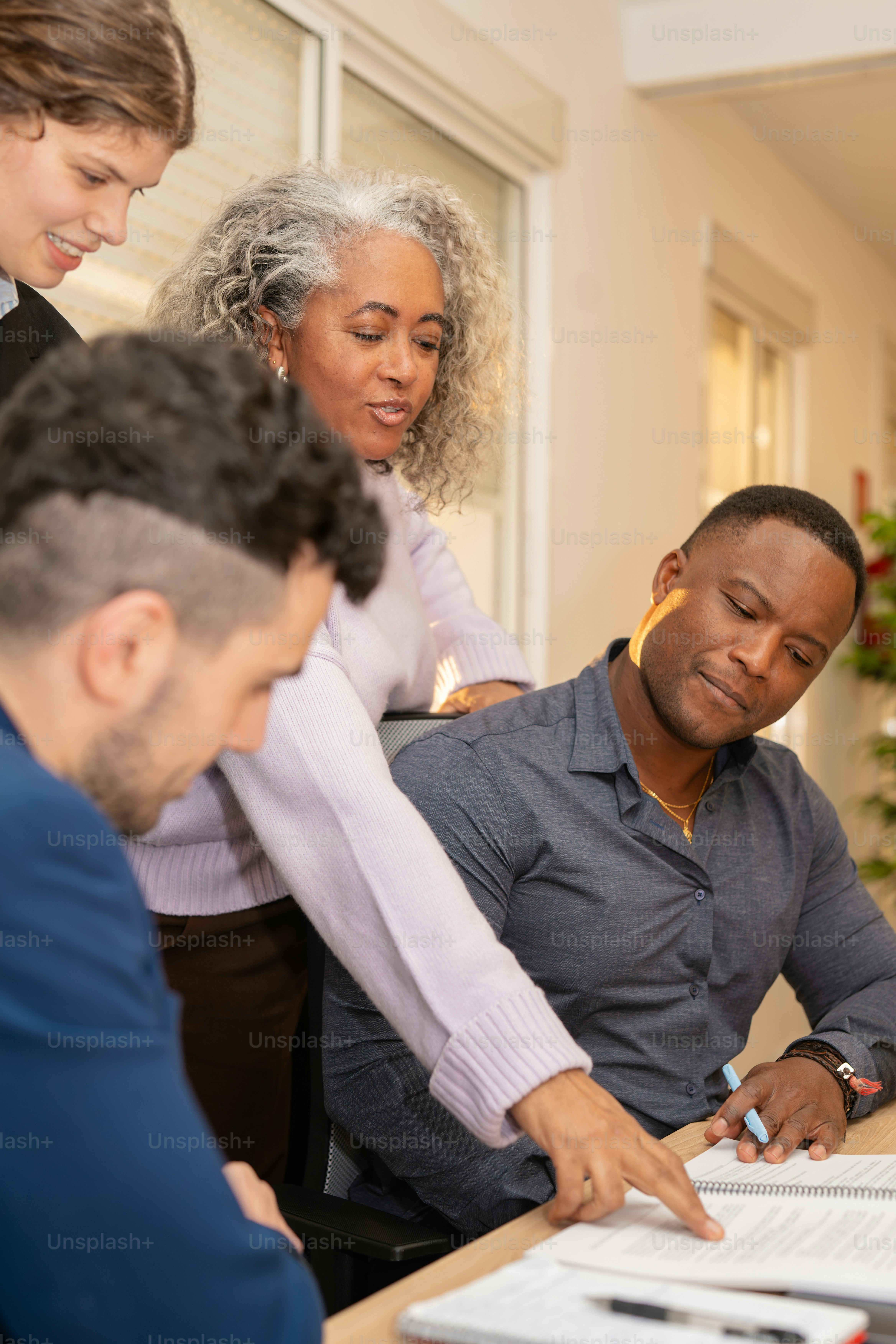 Les membres de l’équipe examinent un document ensemble.