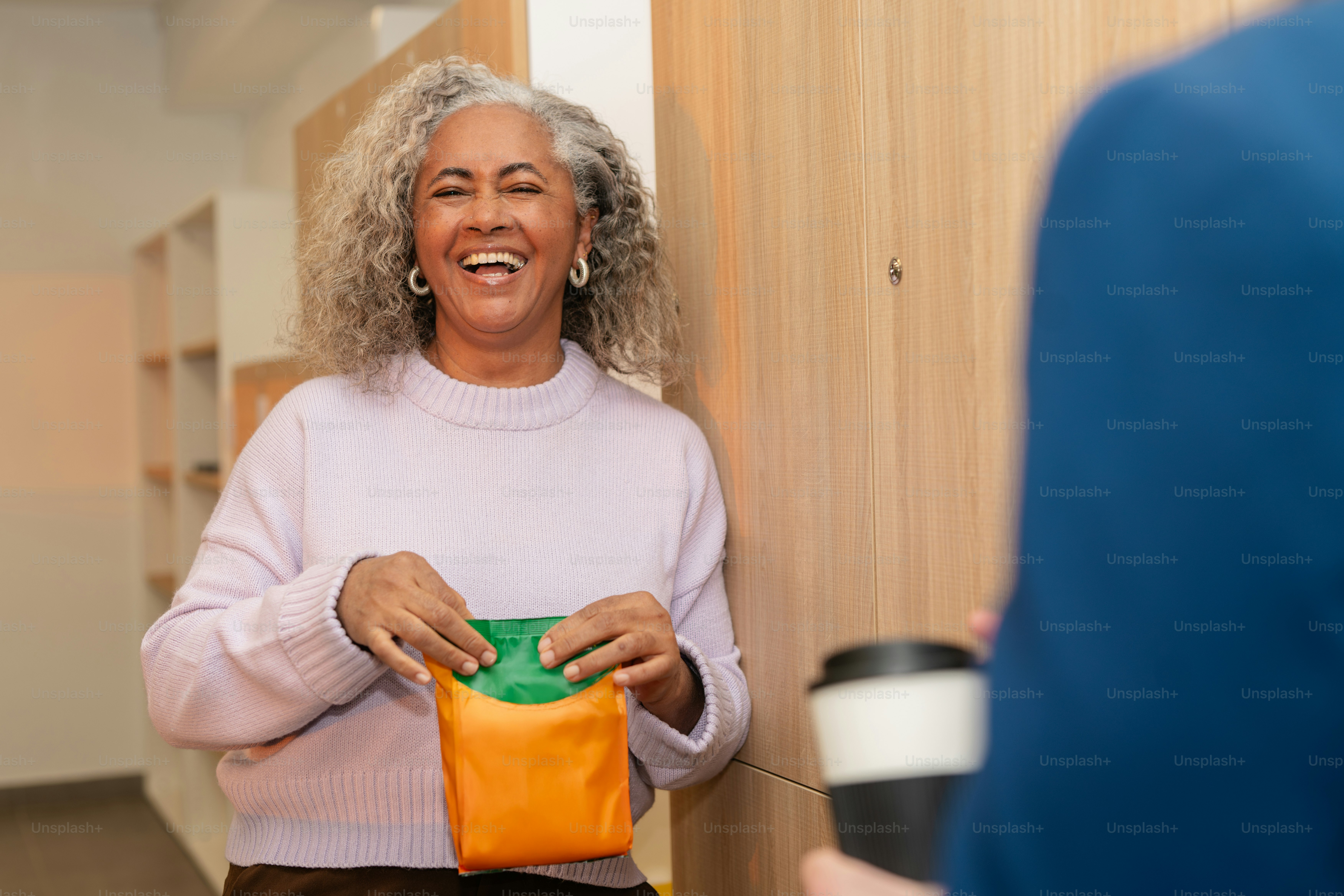 Die Frau erhält eine Lieferung und lacht vor Freude.