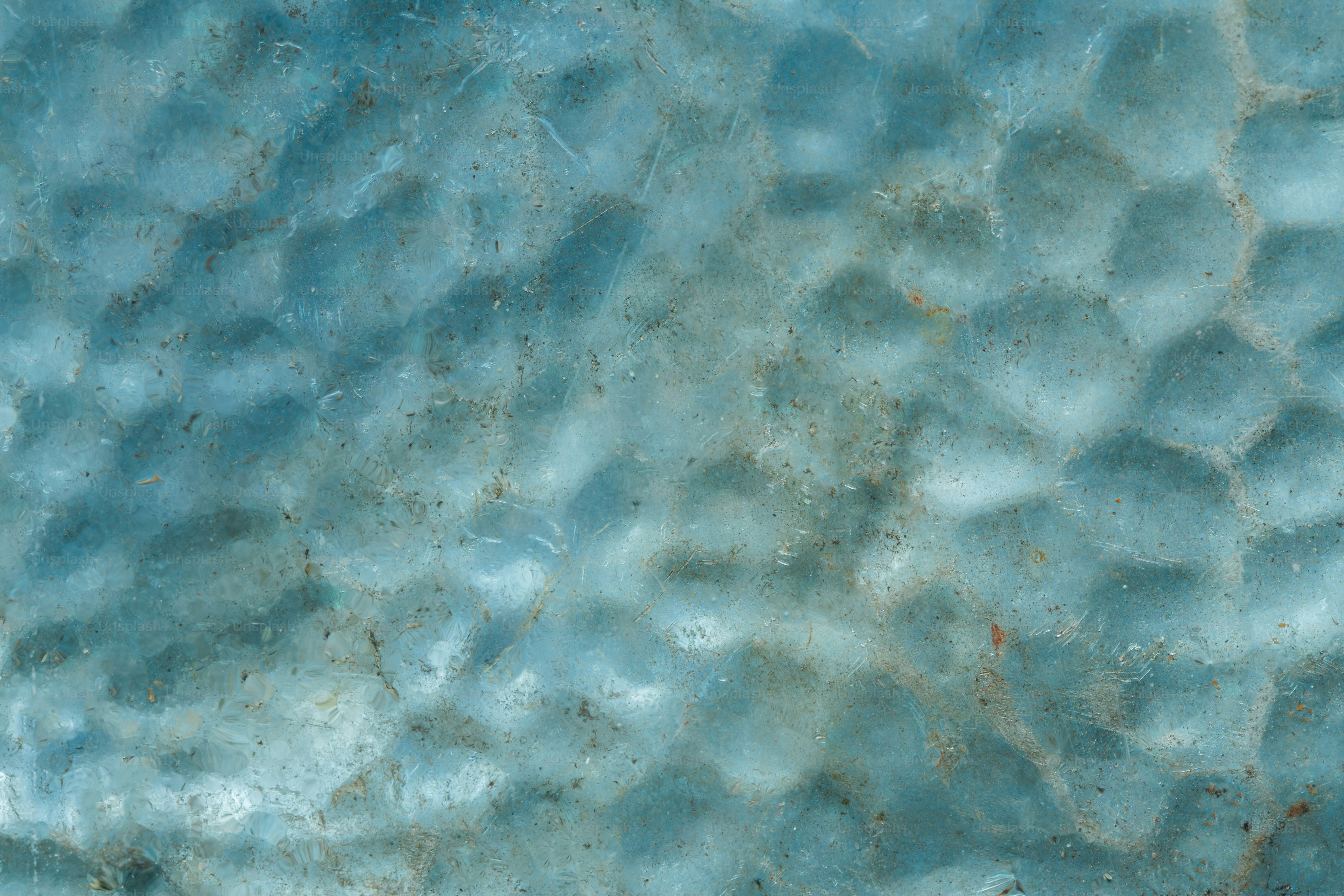 다음은 이미지에 대한 캡션입니다: 청록색 색조의 질감이 있는 표면.