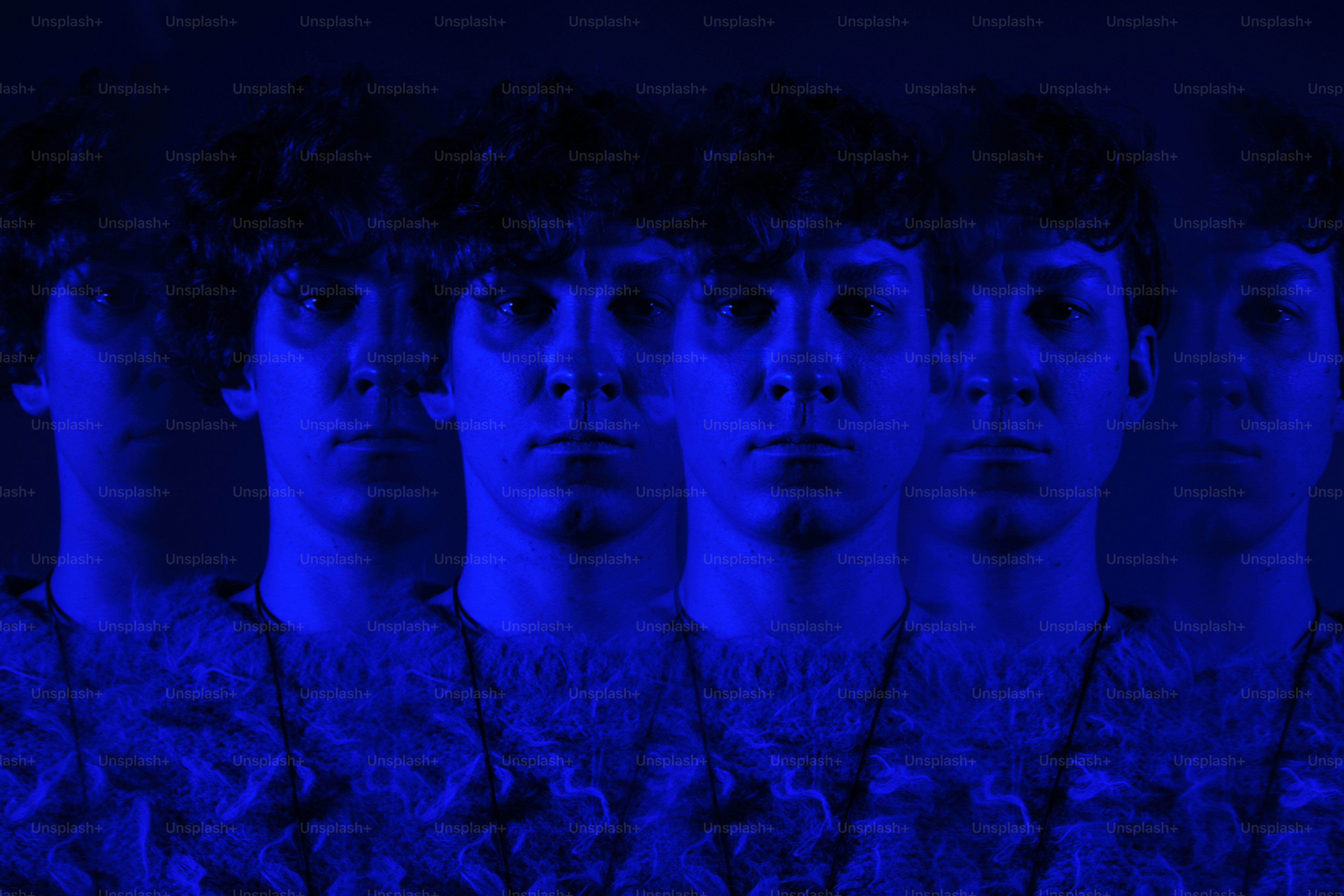 Mehrere Gesichter einer Person in einem blauen Farbton.