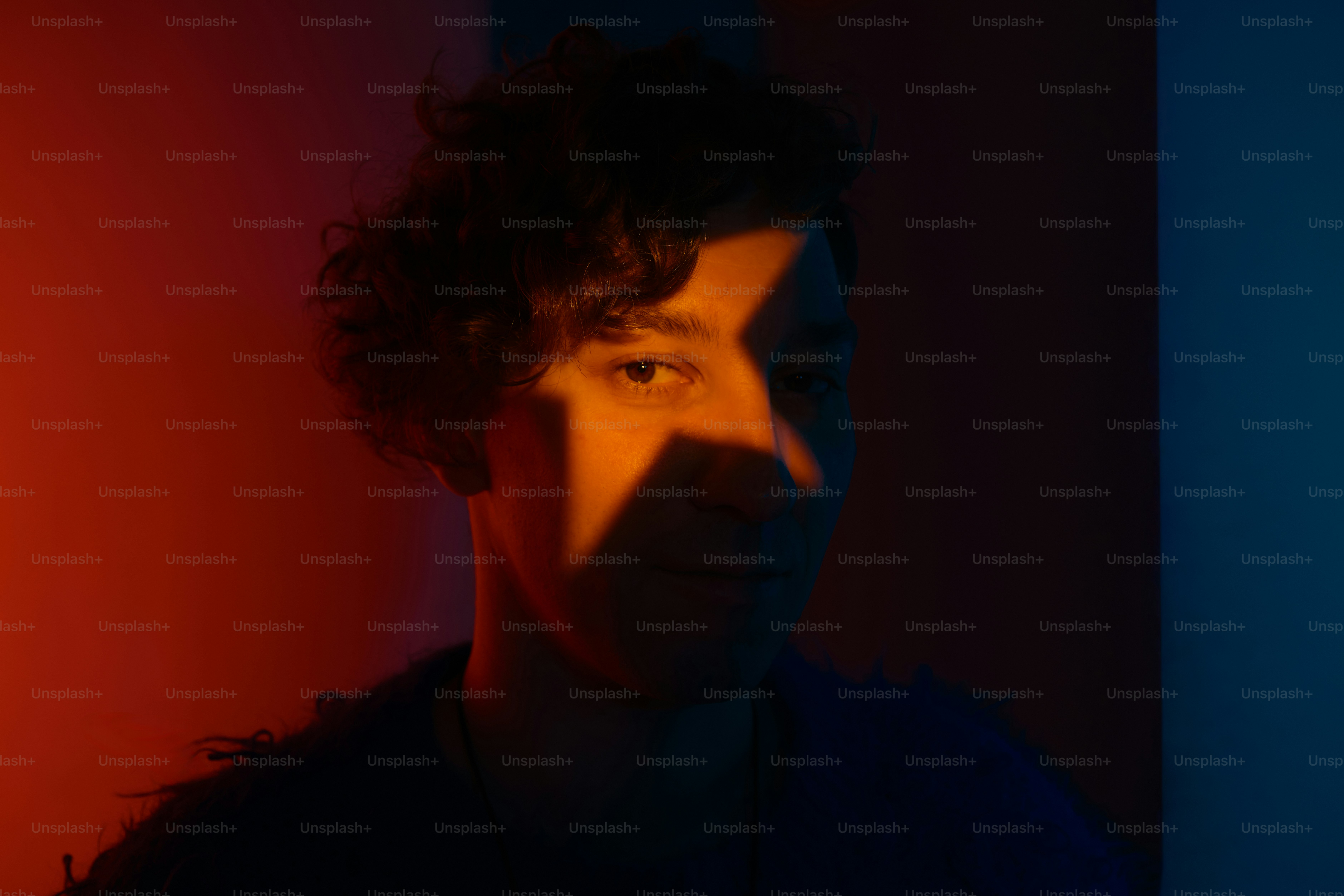 Ein Mann wird von bunten Lichtern erleuchtet.