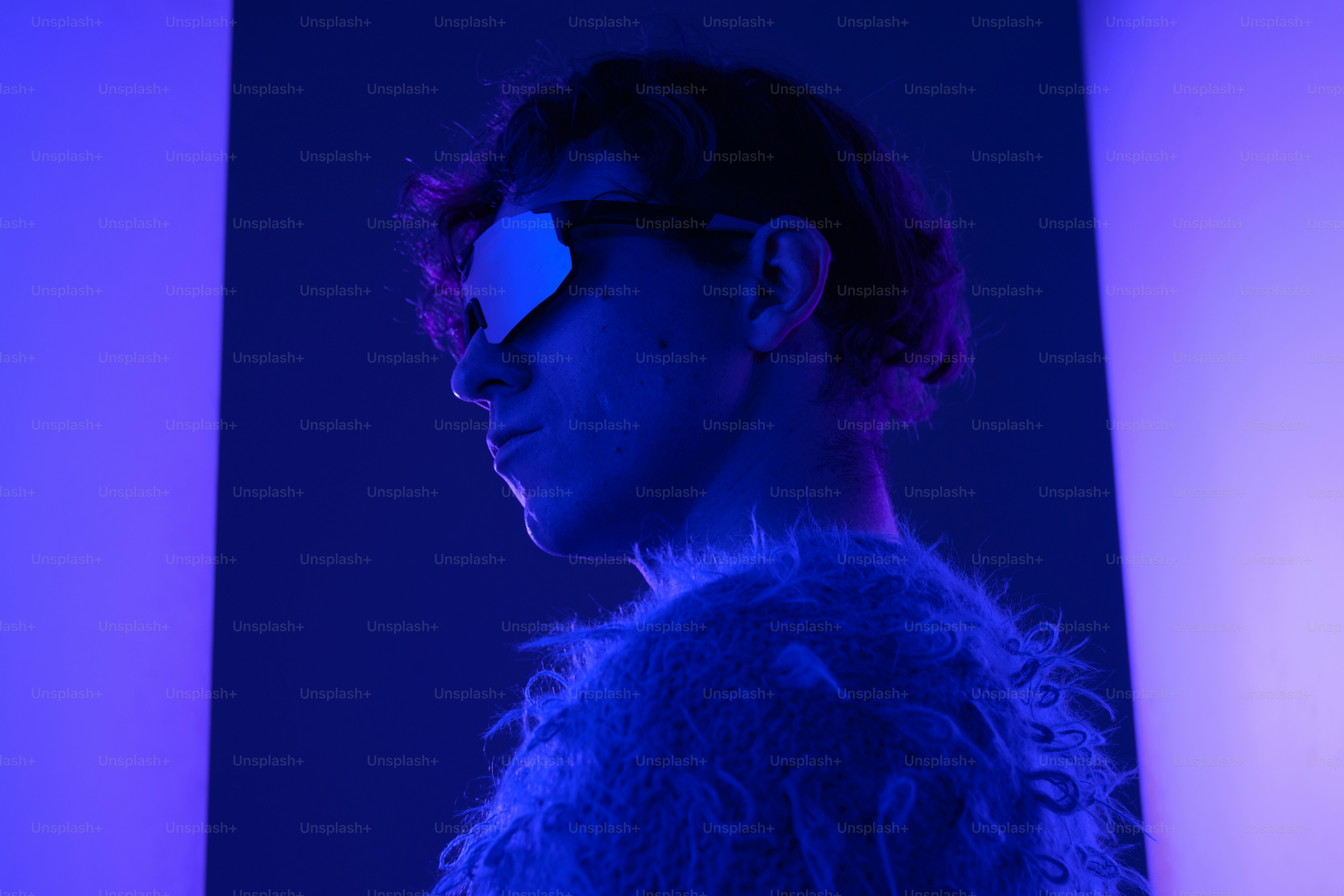 Eine Person mit kühler Brille und blauem Licht.