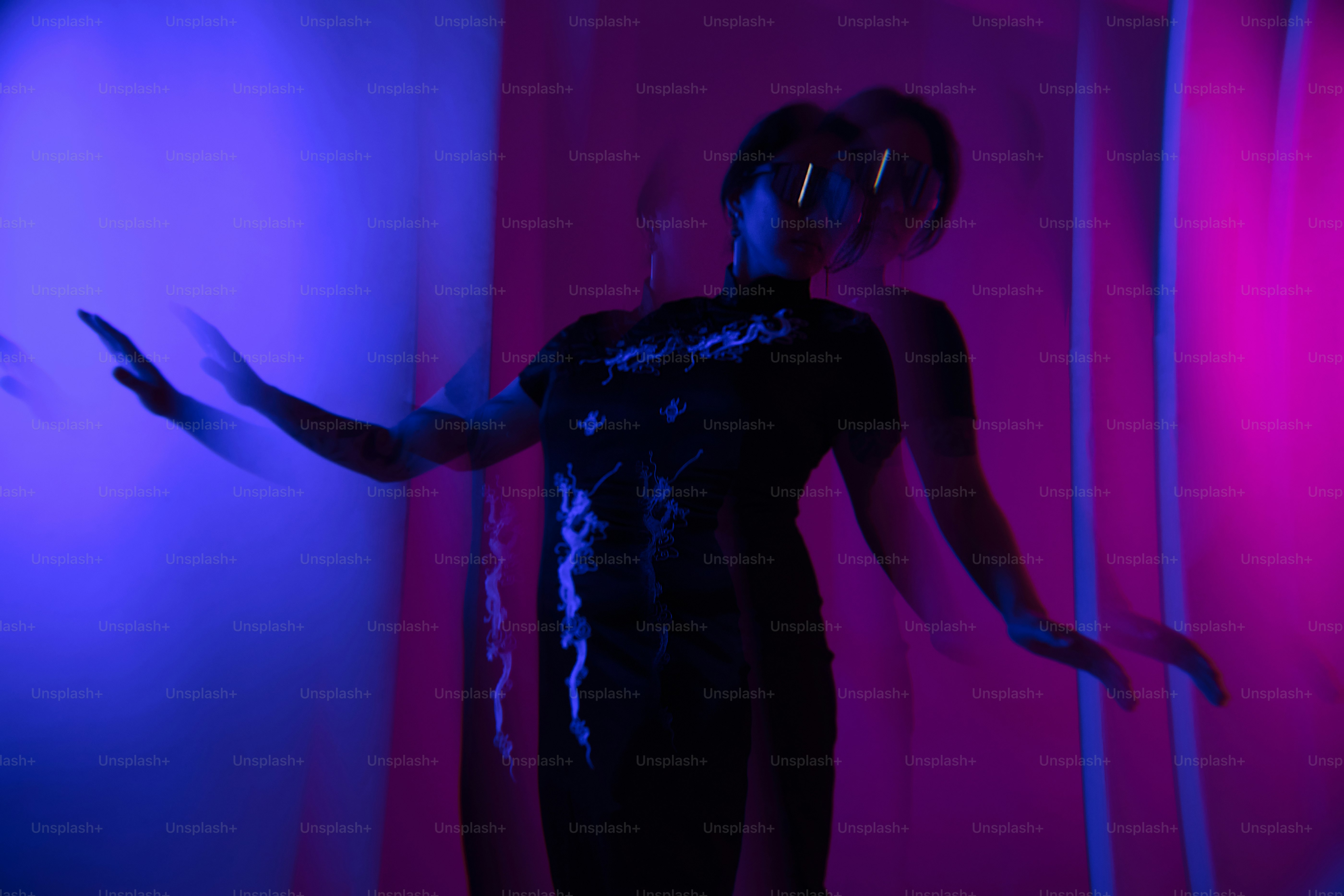 Orang yang kabur berpose secara dramatis dalam pencahayaan berwarna.