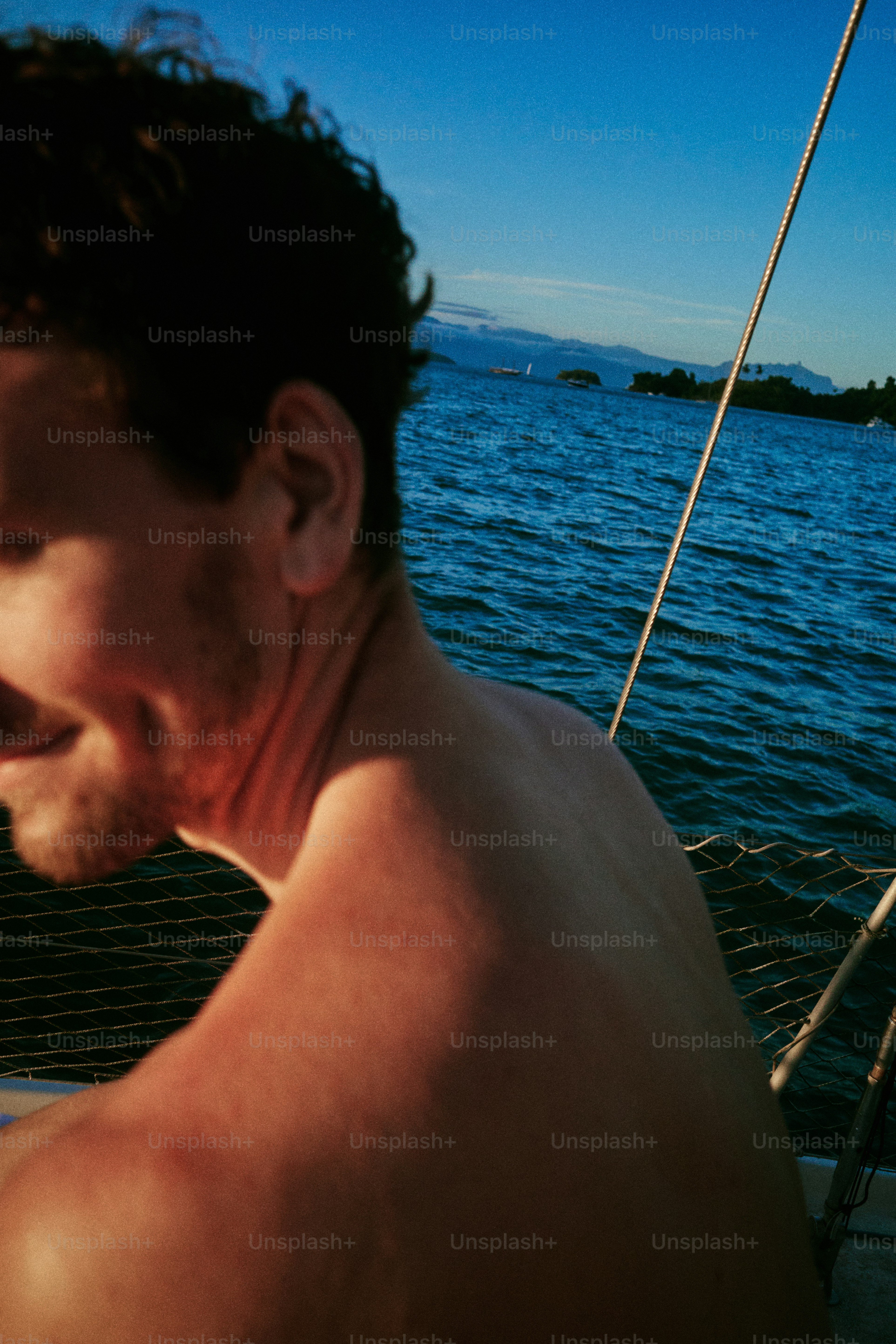 Der Mann genießt einen schönen Tag auf einem Segelboot.