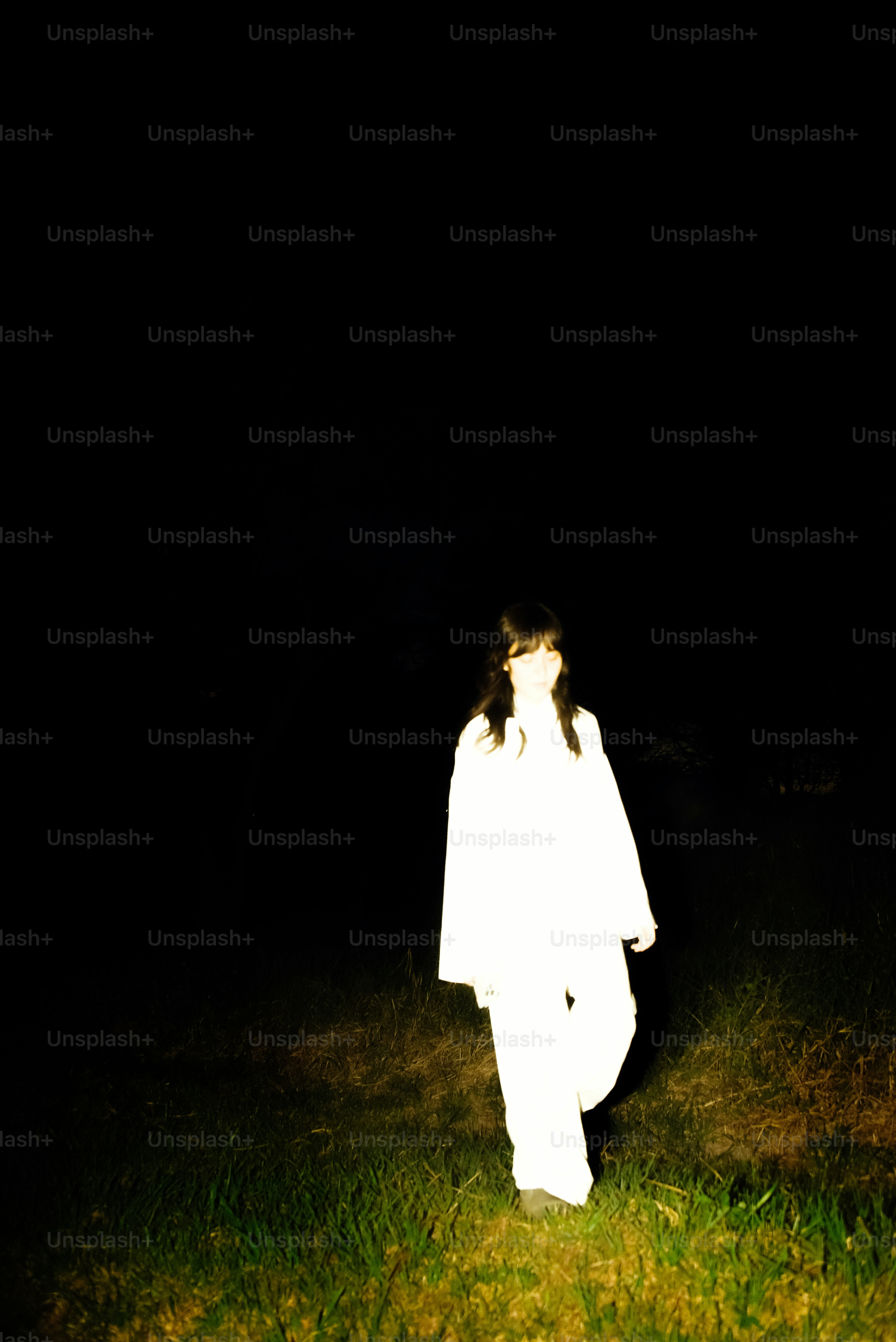 Una figura cammina nel buio.