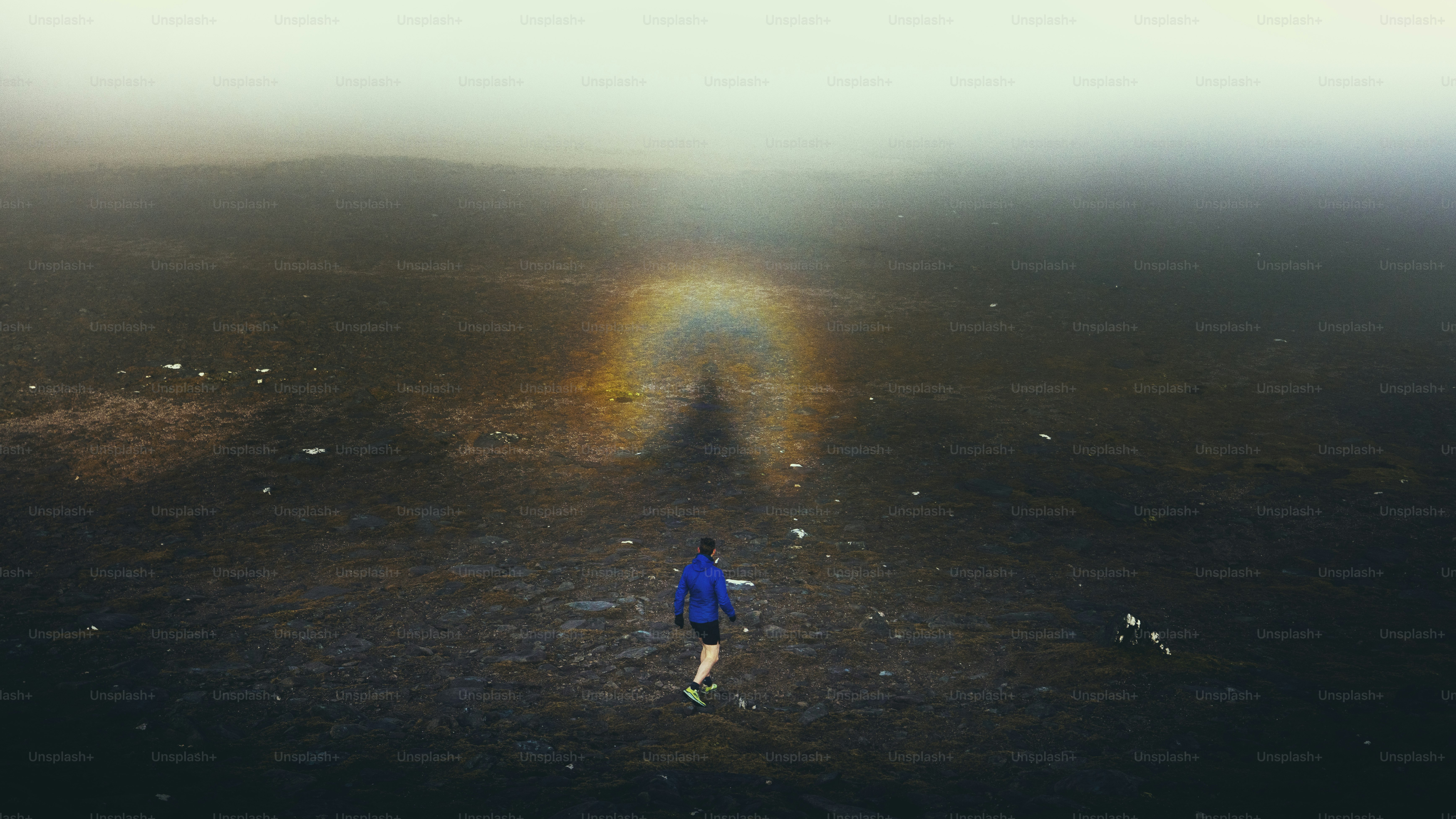 Un coureur se dirige vers une ombre arc-en-ciel.