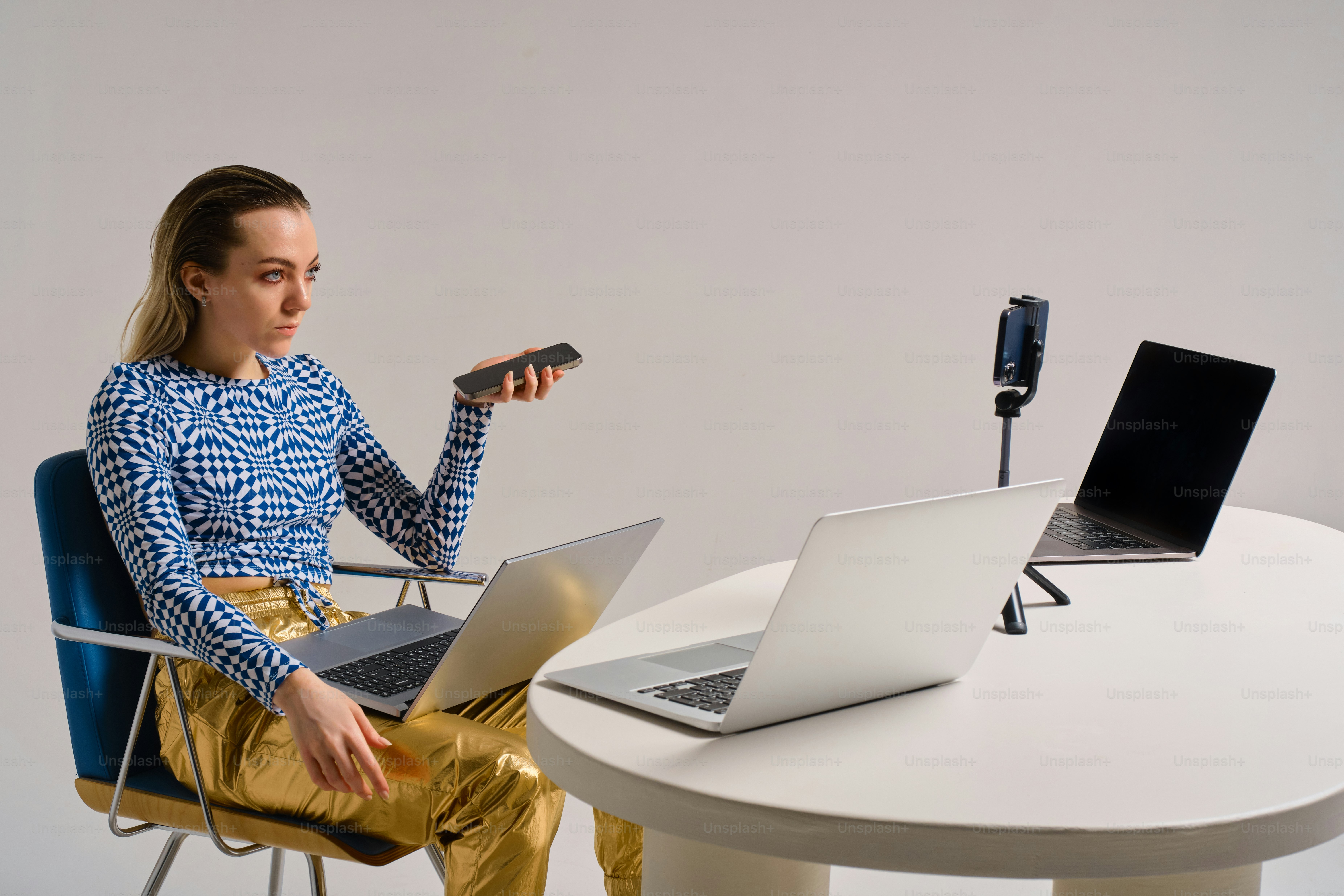 La femme travaille avec des ordinateurs portables et un microphone
