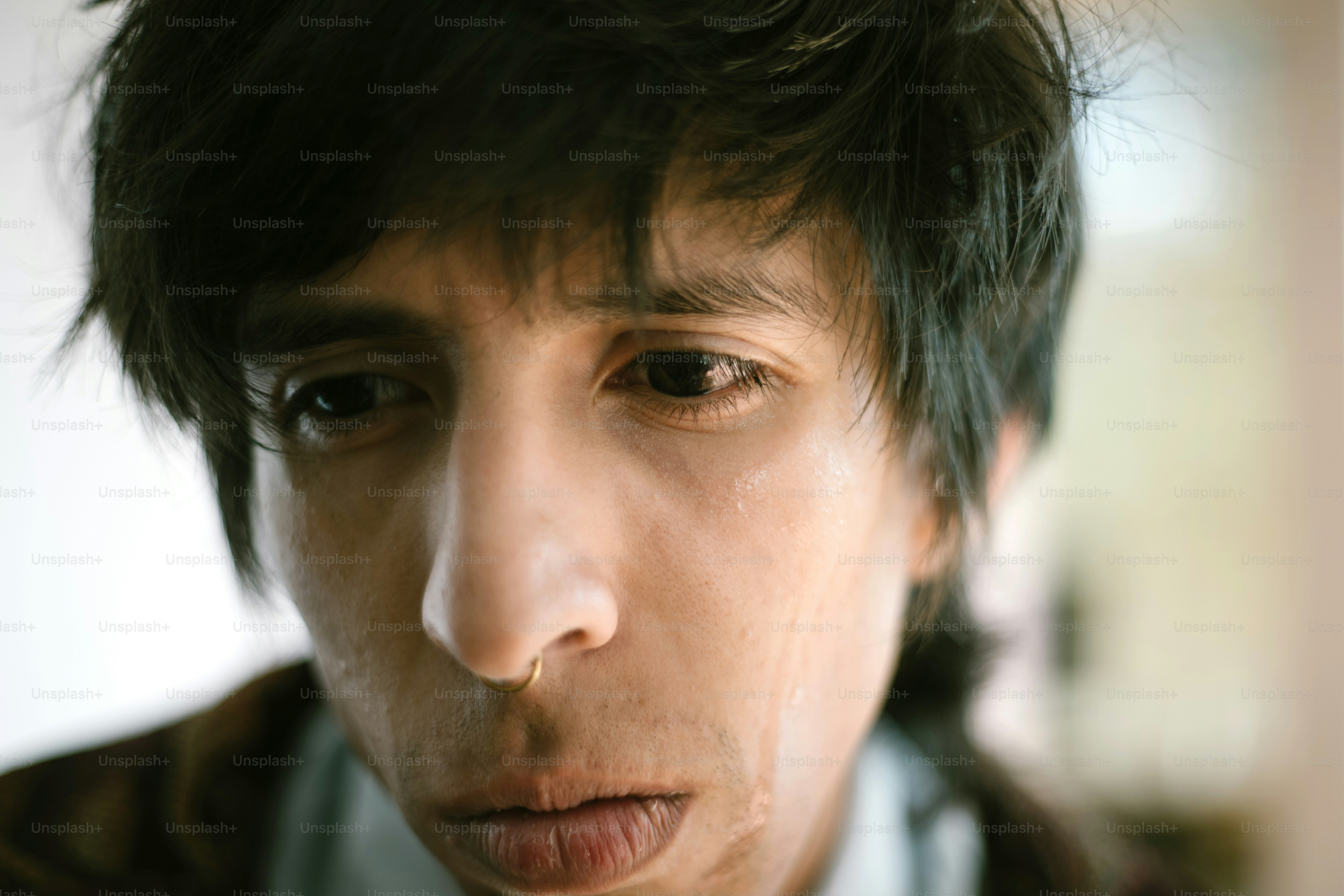 見下ろす男のクローズアップポートレート。