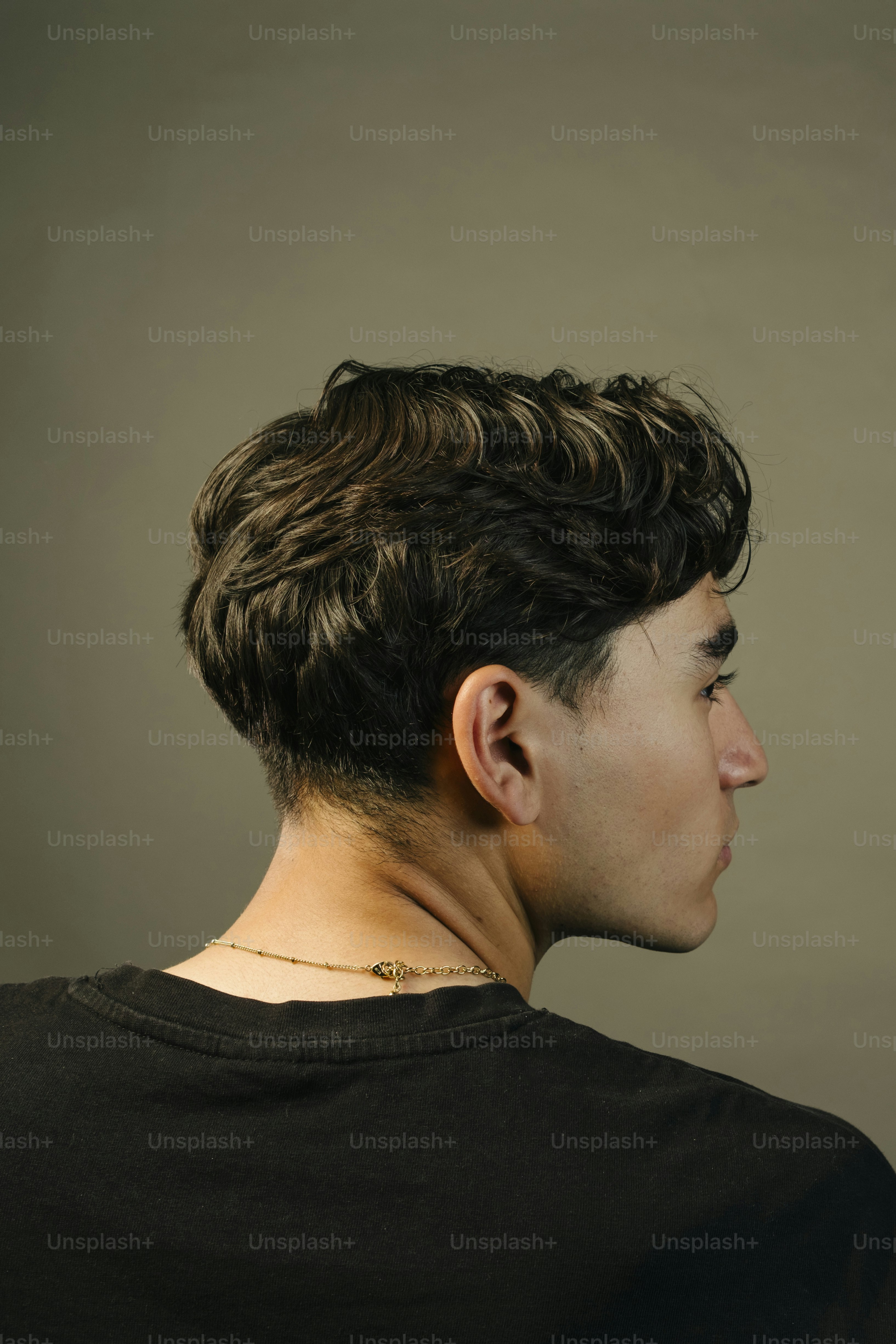 横顔の男がスタイリッシュなヘアカットを披露します。