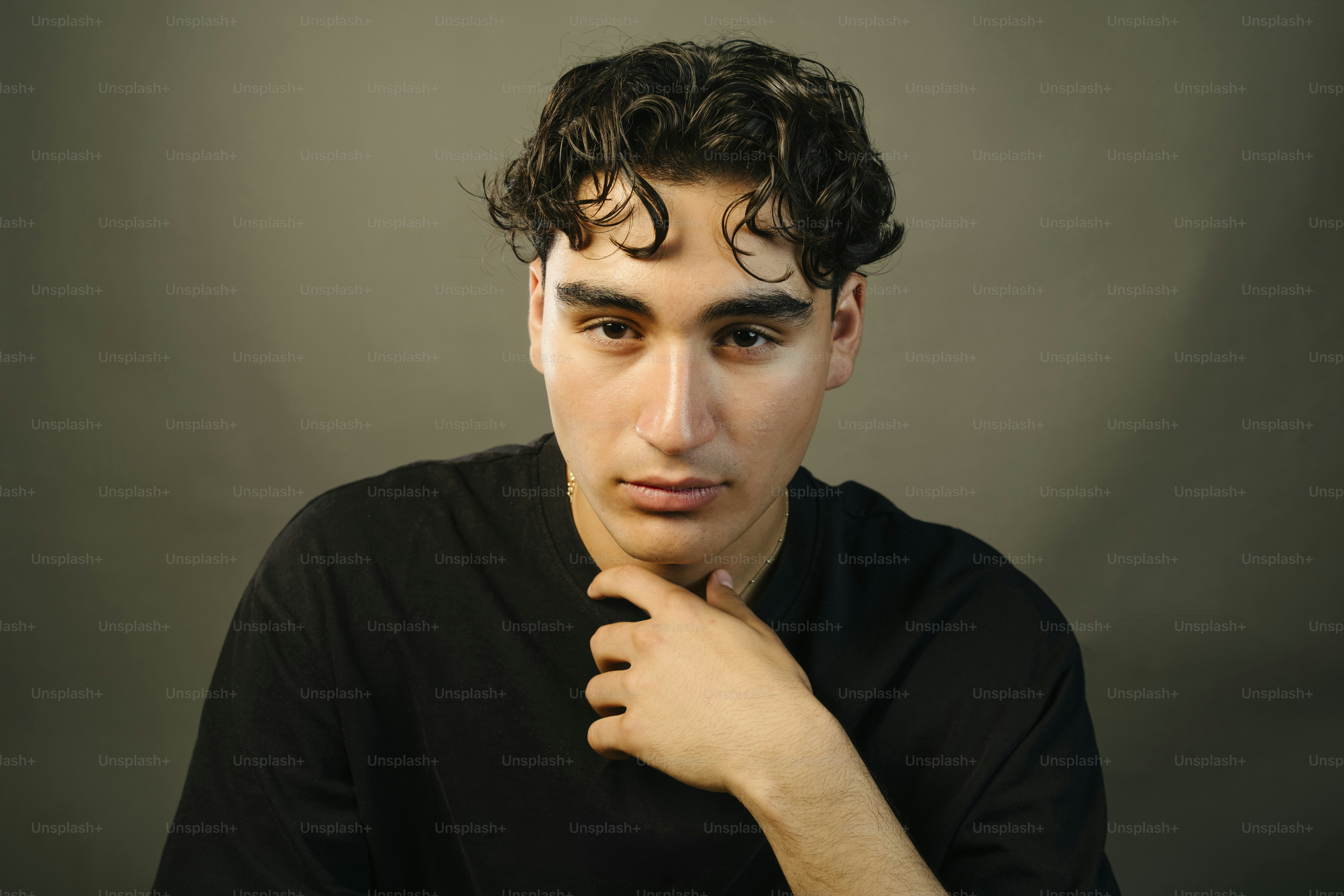 Un joven posa para un retrato.