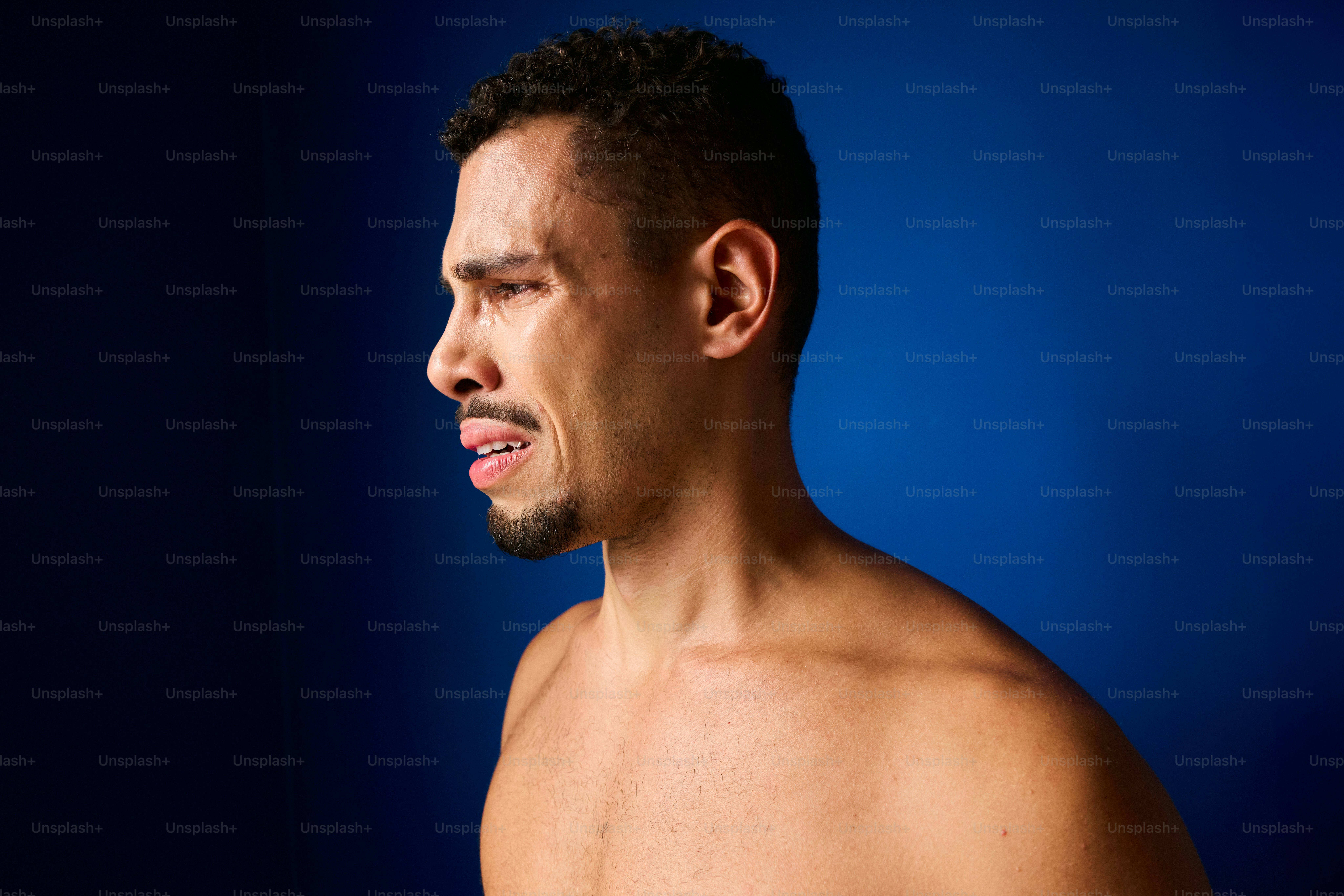 El hombre parece estar sufriendo, con expresión de dolor.