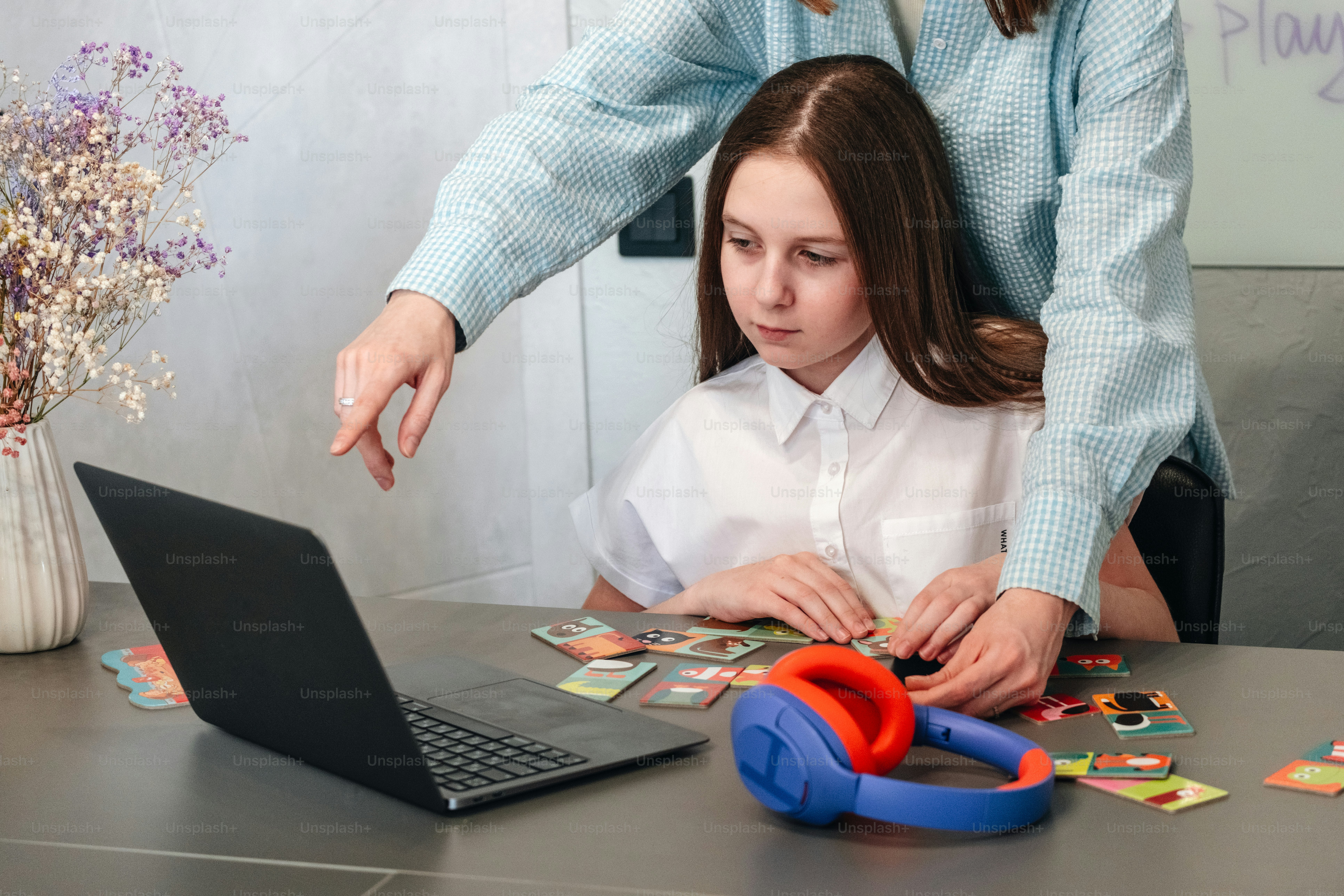 Una madre está ayudando a su hija con la tarea en línea. foto – Imagen ...