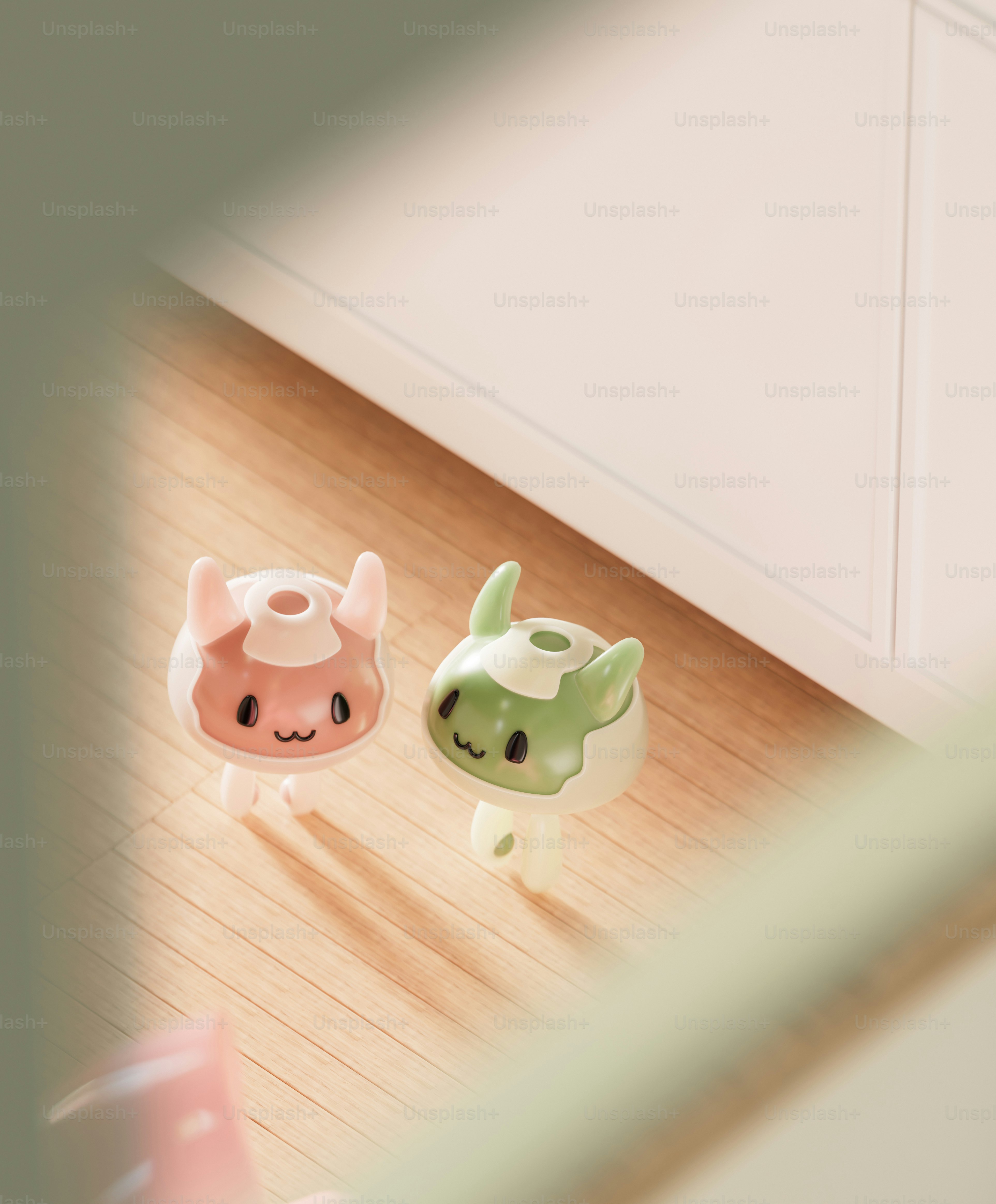 床に立つ2体のおもちゃの牛のフィギュア。